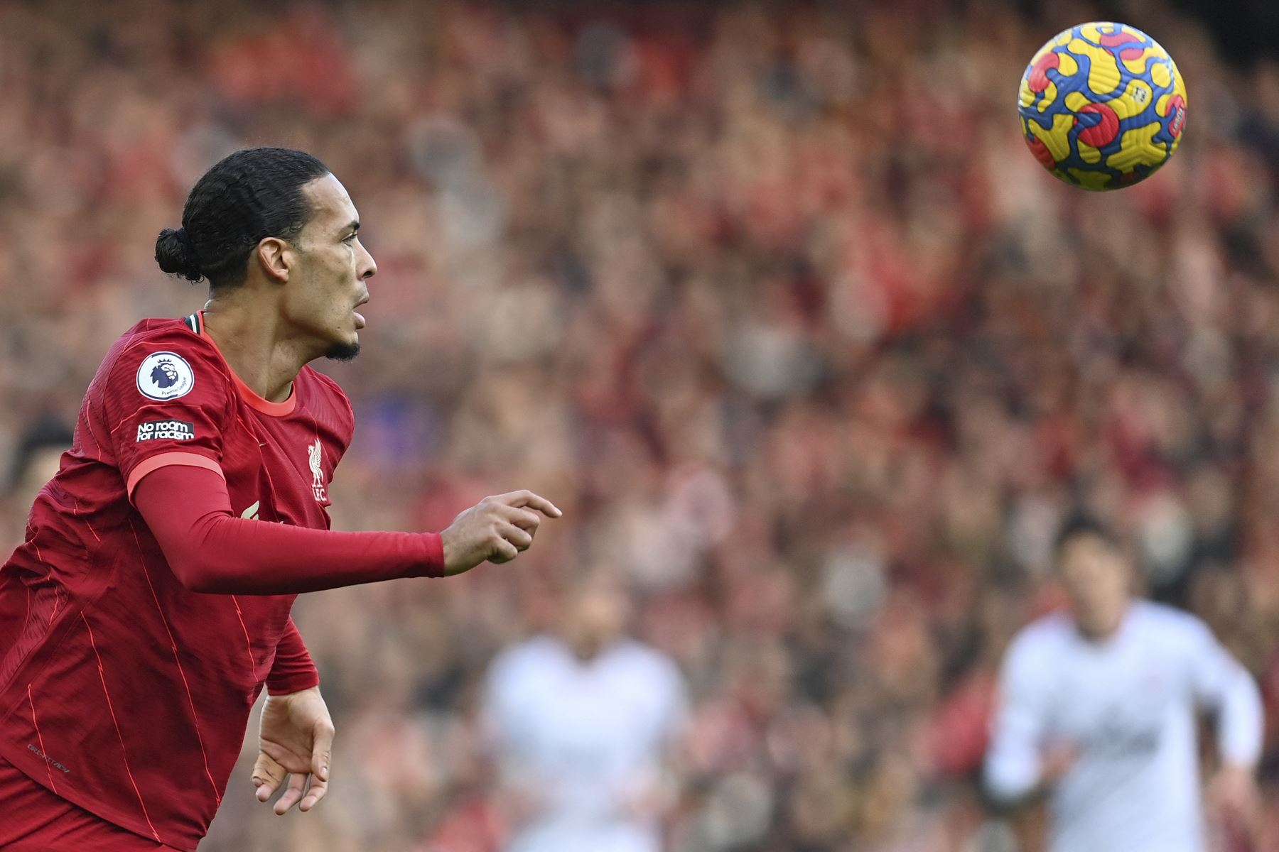 El defensor holandés del Liverpool, Virgil van Dijk, observa el balón durante el partido de la Premier League. Foto: AFP