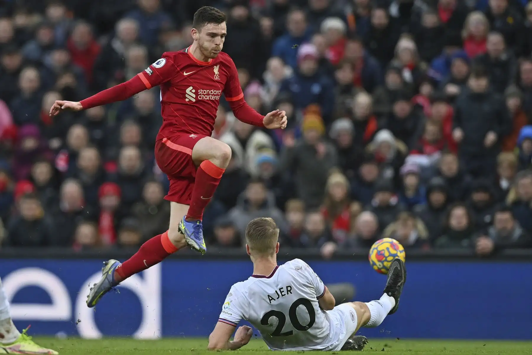 El defensor noruego del Brentford, Kristoffer Ajer, se enfrenta al defensor escocés del Liverpool, Andrew Robertson, durante el partido de la Premier League. Foto: AFP