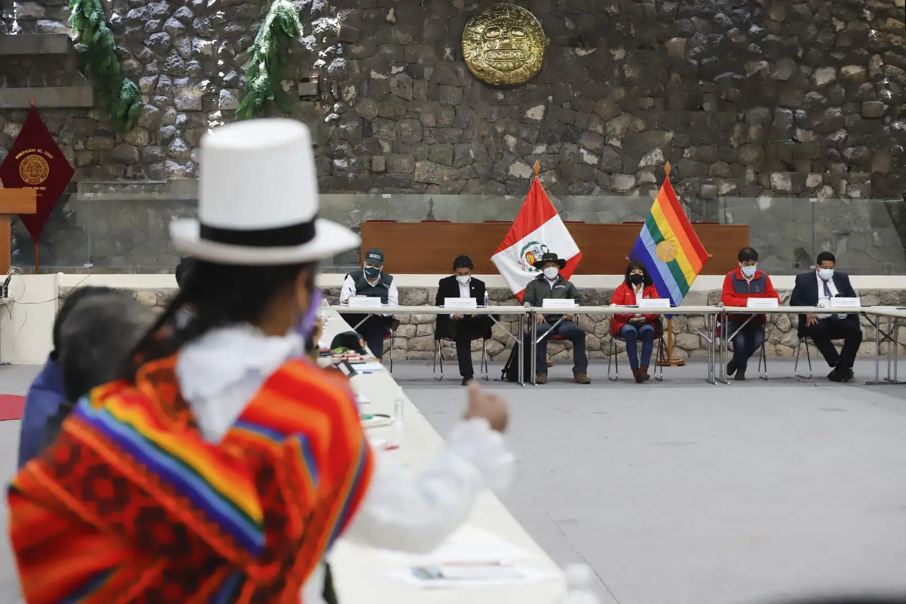 La presidenta del Consejo de Ministros, Mirtha Vásquez, junto al ministro de Desarrollo Agrario y Riego, Víctor Maita, llegó hoy a Cusco para instalar una mesa técnica de desarrollo agrario, en el marco de la Segunda Reforma Agraria. Foto: ANDINA/PCM