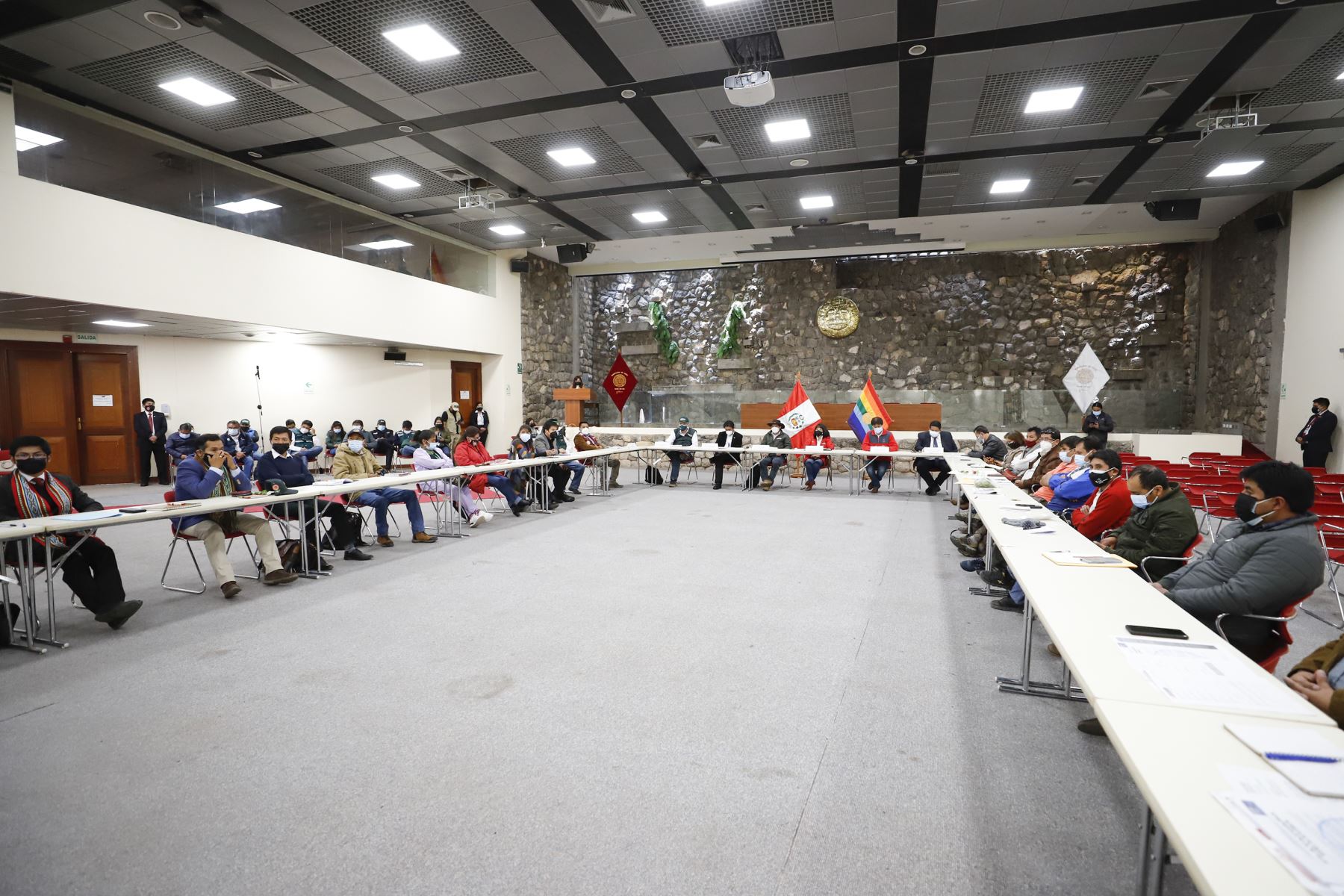 La presidenta del Consejo de Ministros, Mirtha Vásquez, junto al ministro de Desarrollo Agrario y Riego, Víctor Maita, llegó hoy a Cusco para instalar una mesa técnica de desarrollo agrario, en el marco de la Segunda Reforma Agraria. Foto: ANDINA/PCM