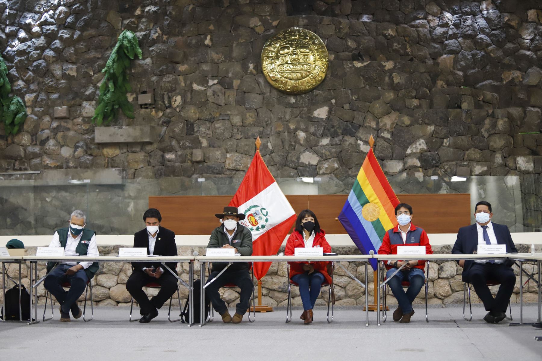 La presidenta del Consejo de Ministros, Mirtha Vásquez, junto al ministro de Desarrollo Agrario y Riego, Víctor Maita, llegó hoy a Cusco para instalar una mesa técnica de desarrollo agrario, en el marco de la Segunda Reforma Agraria. Foto: ANDINA/PCM