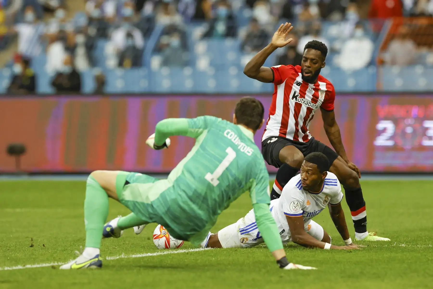 El delantero del Athletic, Iñaki Willimas, trata de superar la salida durante de Thibaut Courtois, portero del Real Madrid, durante la final de la Supercopa de España. Foto: EFE