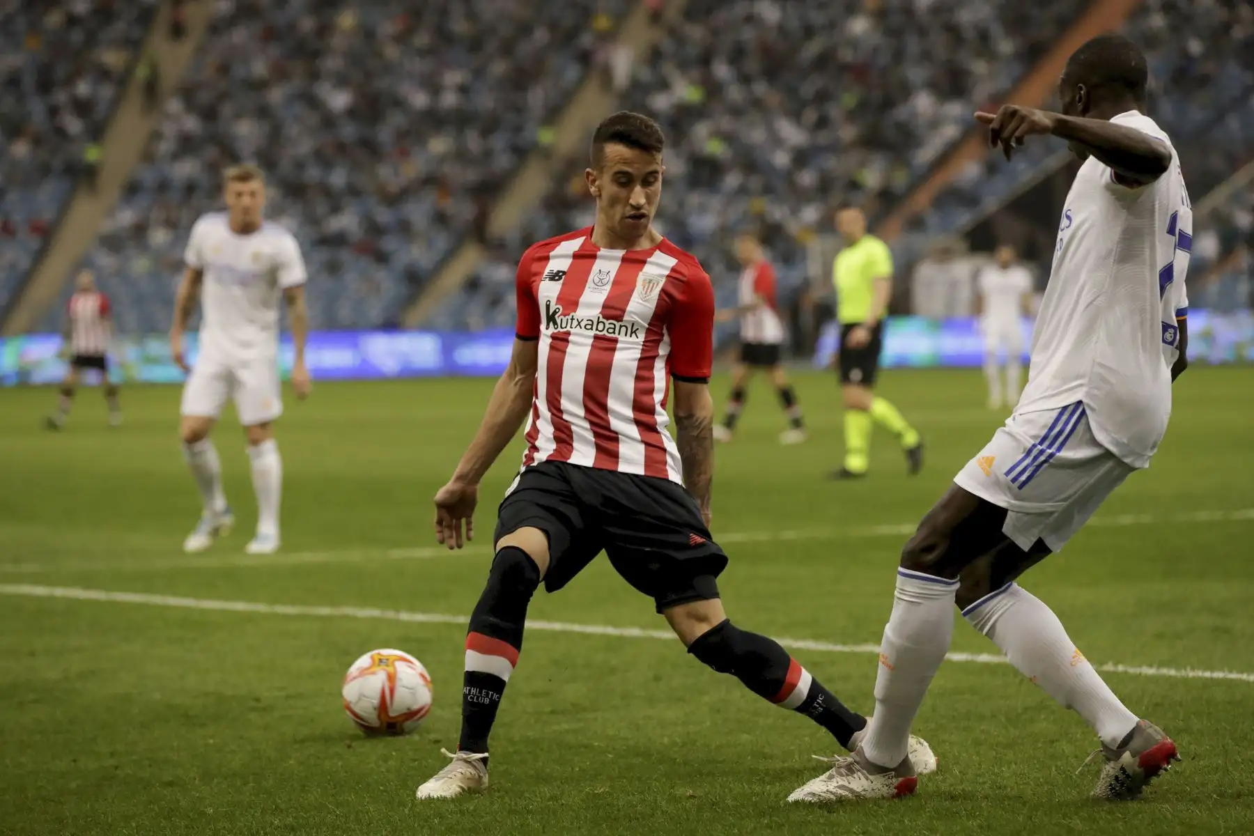 El delantero del Athletic, Alejandro Berenguer, pelea un balón con Ferland Mendy, del Real Madrid, durante la final de la Supercopa de España. Foto: EFE