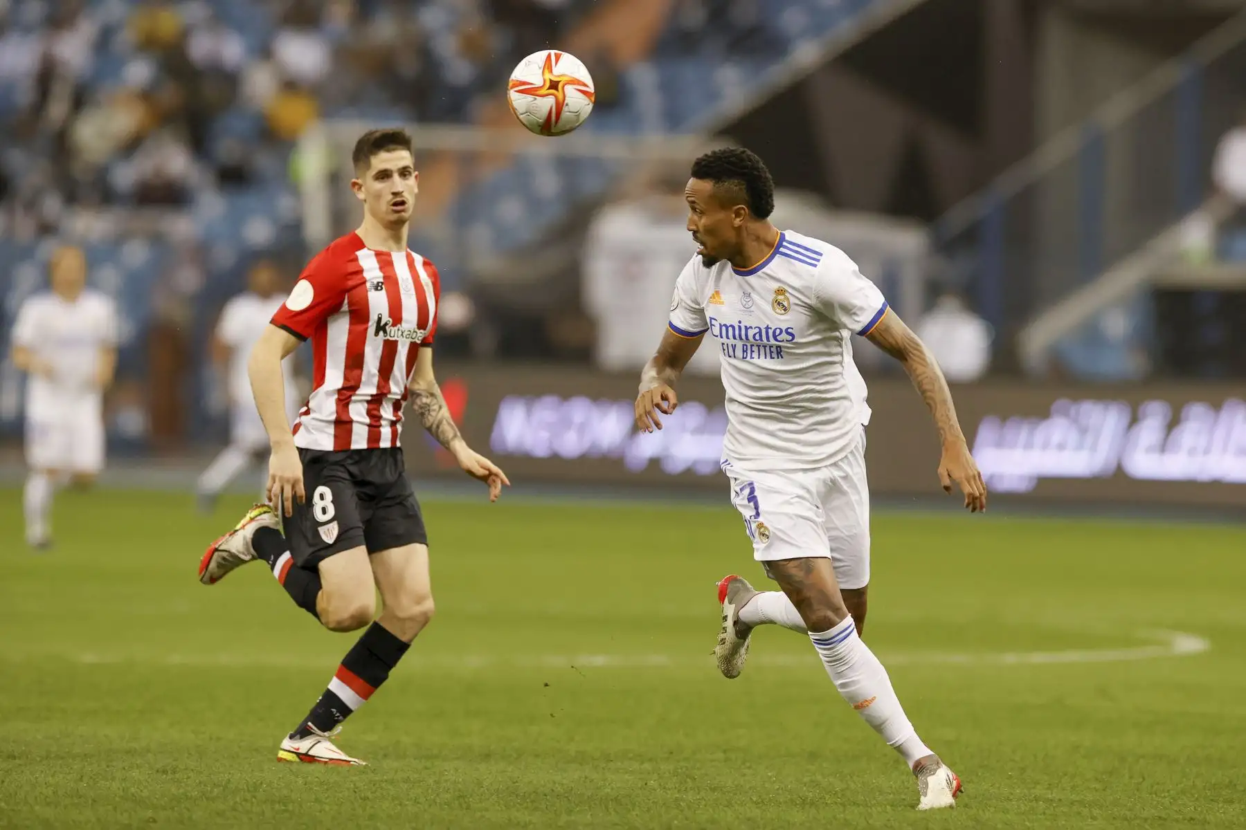 El delantero del Athletic, Oihan Sancet, pelea un balón con Éder Militão, defensa brasileño del Real Madrid, durante la final de la Supercopa de España. Foto: EFE