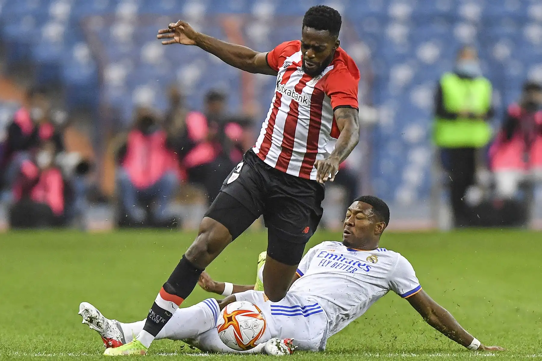 El defensa austriaco del Real Madrid, David Alaba, marca al delantero español del Athletic de Bilbao, Iñaki Williams, durante la final de la Supercopa de España, en el estadio King Fahd de Riad de Arabia Saudita. Foto: AFP