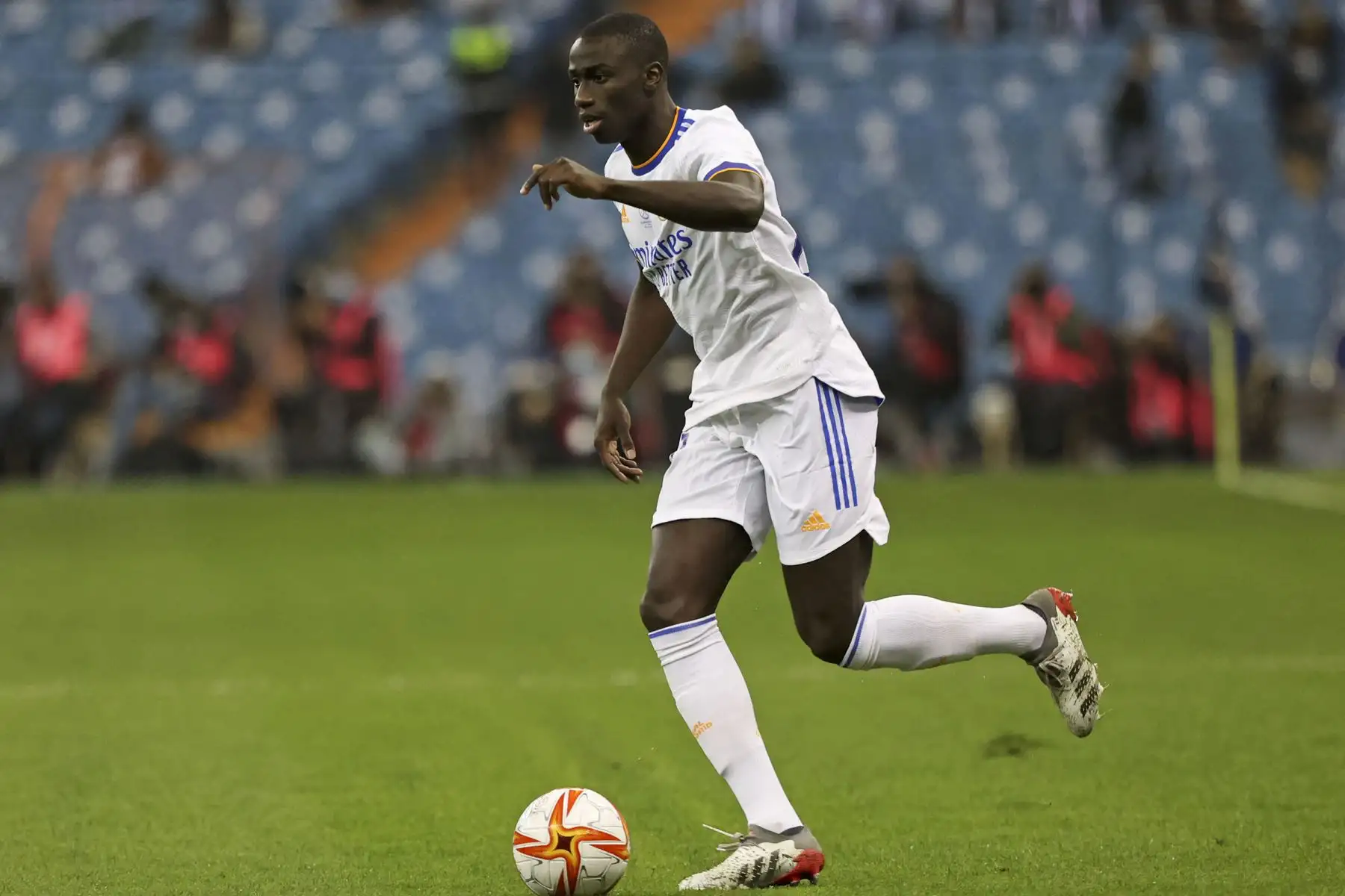 El defensa francés del Real Madrid, Ferland Mendy, corre con el balón durante el partido de fútbol final de la Supercopa de España. Foto: AFP