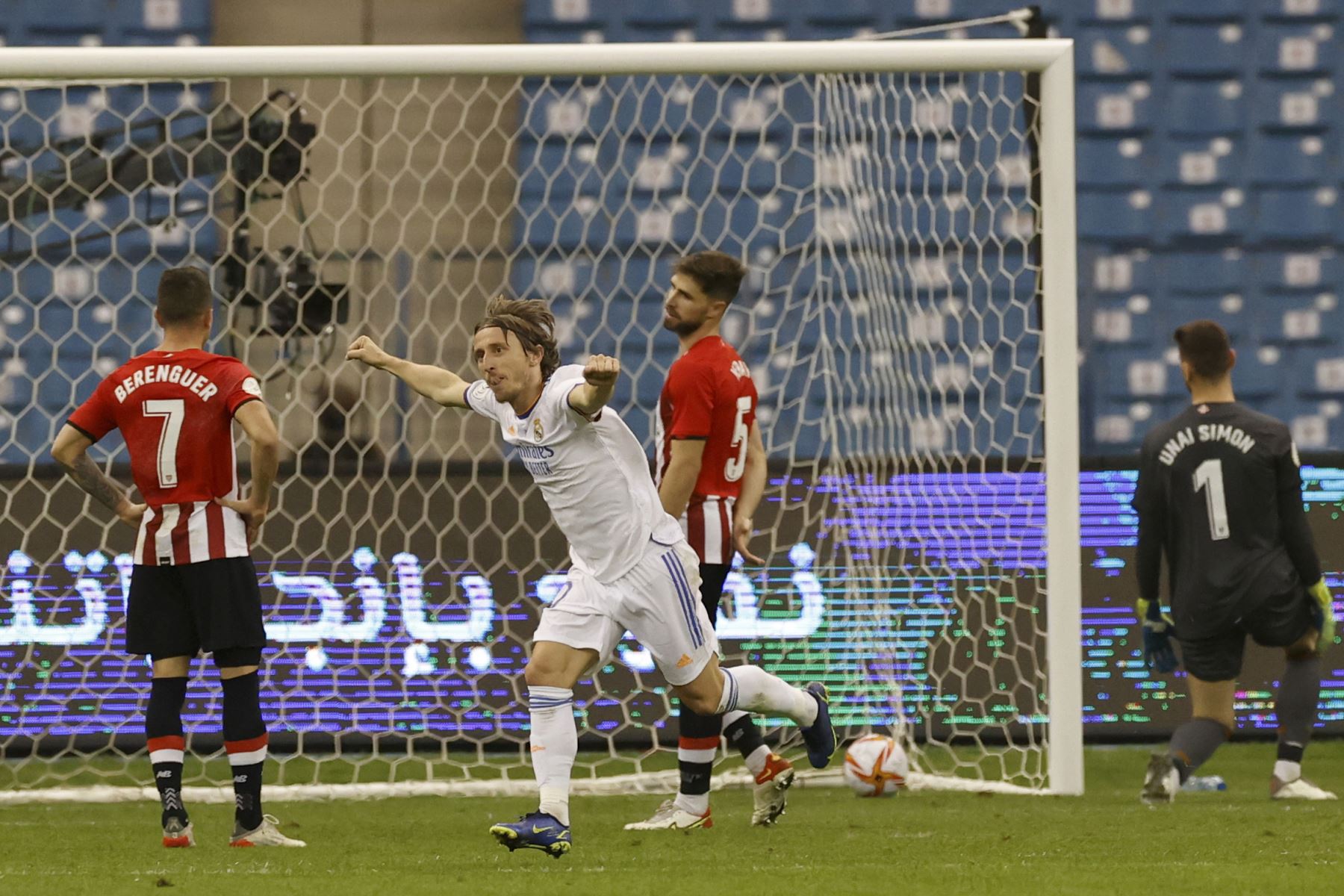 El centrocampista del Real Madrid, Luka Modric, celebra tras marcar ante el Athletic, durante la final de la Supercopa de España, en el estadio King Fahd de Riad de Arabia Saudita. Foto: EFE