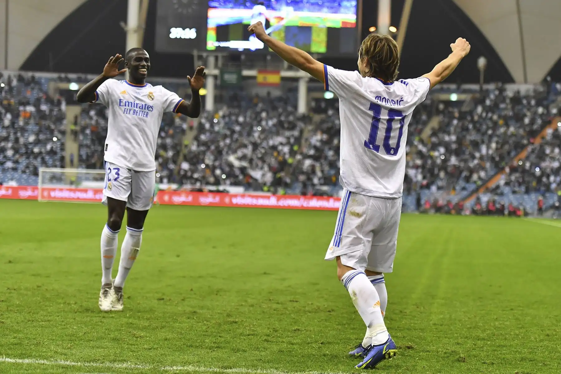 Luka Modric del Real Madrid celebra con su compañero Ferland Mendy tras marcar el 1-0 ante el Athletic de Bilbao durante la final de la Supercopa de España. Foto: EFE