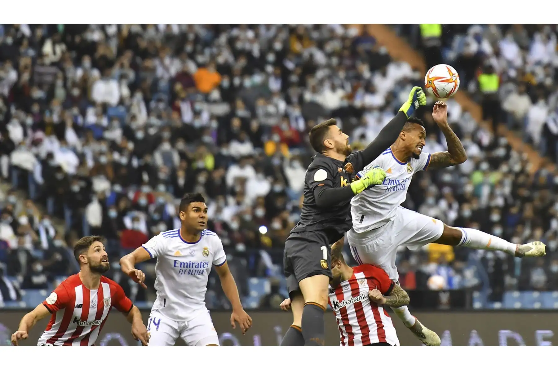 Eder Militao del Real Madrid en acción contra el portero del Athletic de Bilbao, Unai Simon, durante la final de la Supercopa de España. Foto: EFE
