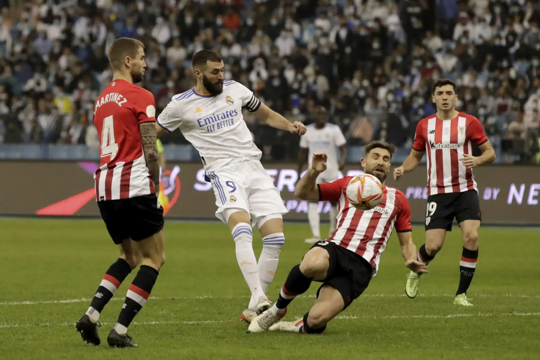 El delantero del Real Madrid, Karim Benzemá,  disputa un balón contra Íñigo Martínez y Yeray Álvarez del Athletic durante la final de la Supercopa de España. Foto: EFE