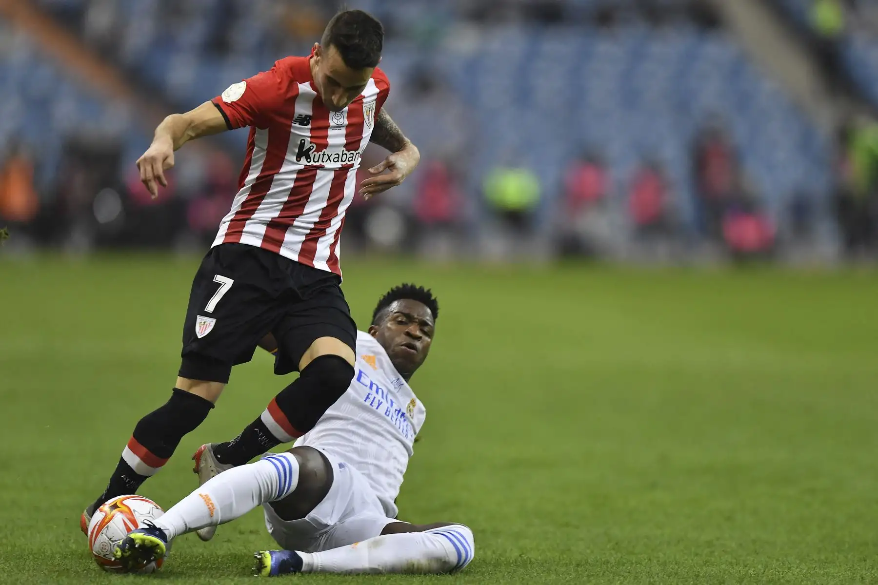 El delantero brasileño del Real Madrid, Vinicius Junior, marca al delantero español del Athletic de Bilbao, Alex Berenguer, durante la final de la Supercopa de España, en el estadio King Fahd de Riad de Arabia Saudita. Foto: AFP