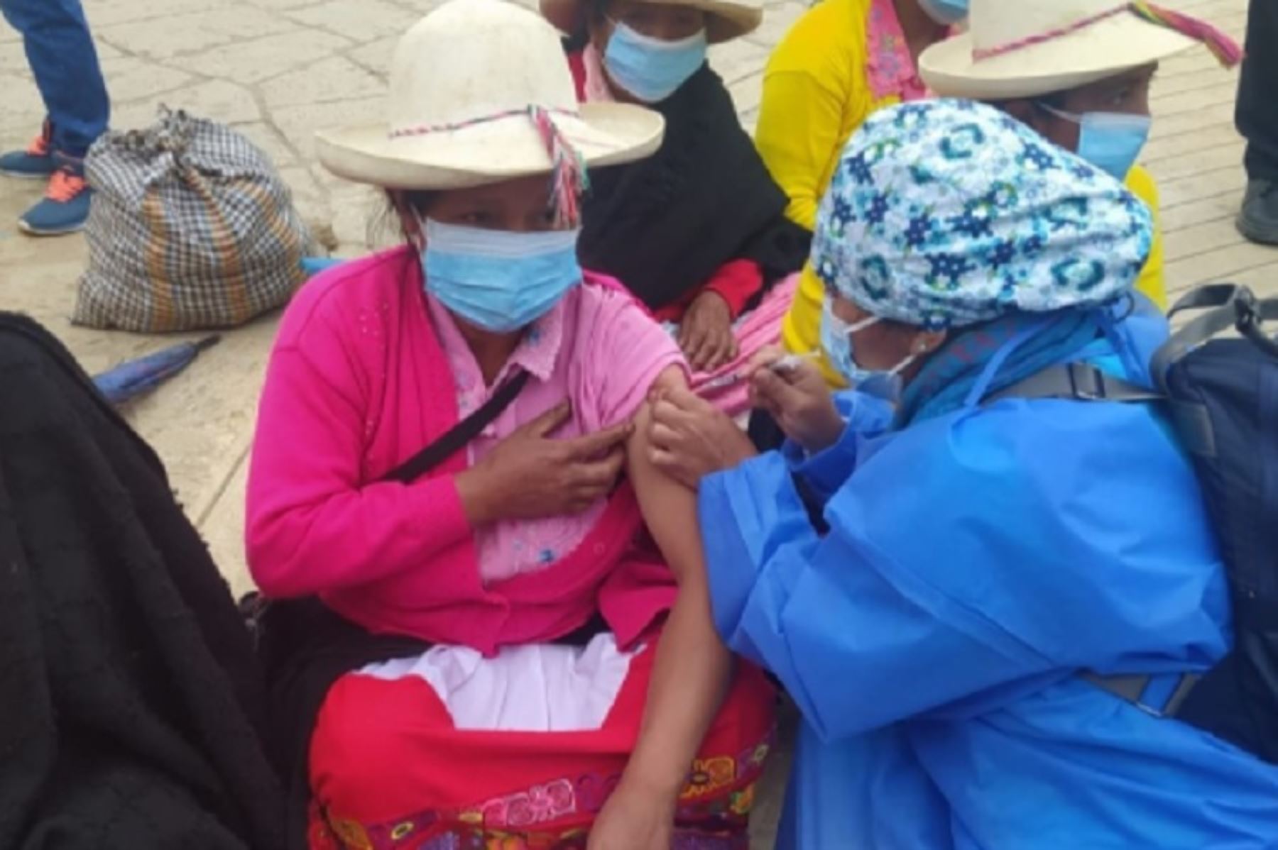 Las brigadas de la Red de Salud Conchucos Norte, en la sierra de Áncash, ejecutan estrategias de detección y vacunación de casos de covid-19 en mercados y en buses interprovinciales.