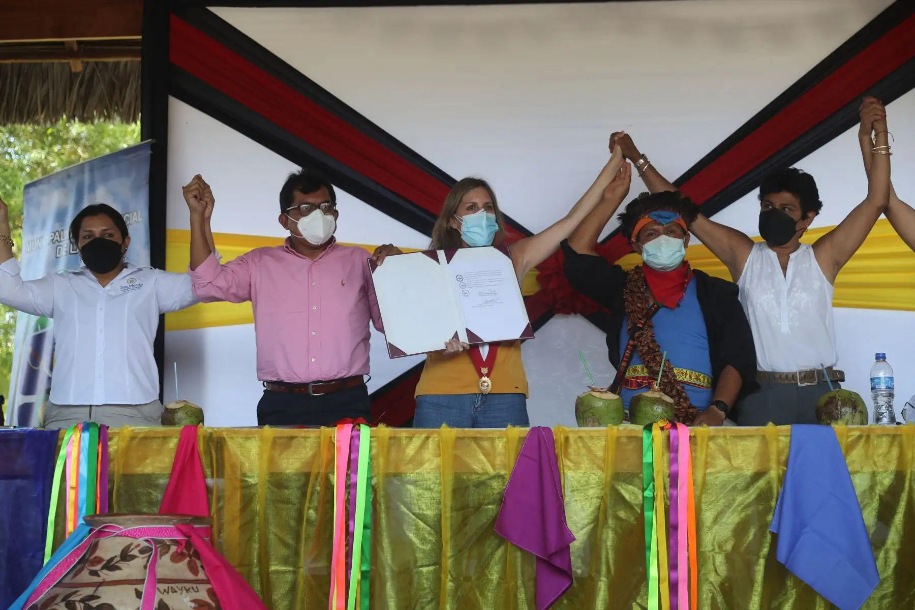 Presidenta del congreso Maricarmen Alva, llega a la región San Martin donde dialoga con comuneros, autoridades y empresarios de la Amazonía. Además, presentó la autógrafa de la Ley de Orfandad, realizará dos audiencias públicas con autoridades locales, dialogará con mujeres artesanas y productoras de cacao, se reunirá con comerciantes y visitará las comunidades nativas de Chazuta y Wayku. Foto: Ernesto Arias / Congreso de la República
