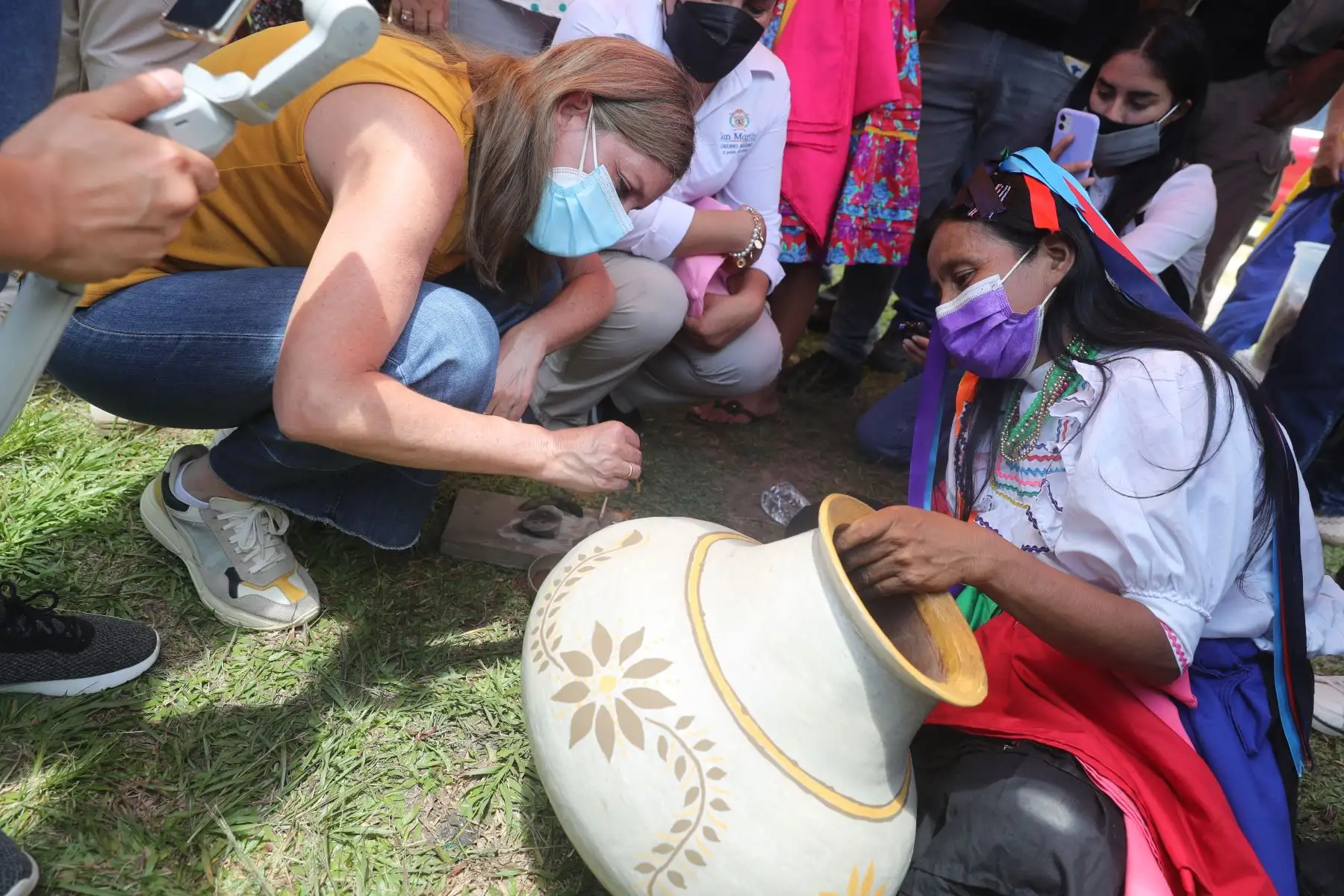 Presidenta del congreso Maricarmen Alva, llega a la región San Martin donde dialoga con comuneros, autoridades y empresarios de la Amazonía. Además, presentó la autógrafa de la Ley de Orfandad, realizará dos audiencias públicas con autoridades locales, dialogará con mujeres artesanas y productoras de cacao, se reunirá con comerciantes y visitará las comunidades nativas de Chazuta y Wayku. Foto: Ernesto Arias / Congreso de la República
