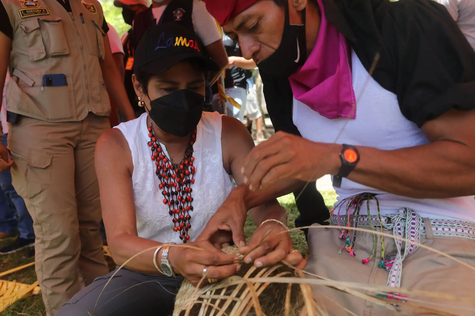 Presidenta del congreso Maricarmen Alva, llega a la región San Martin donde dialoga con comuneros, autoridades y empresarios de la Amazonía. Además, presentó la autógrafa de la Ley de Orfandad, realizará dos audiencias públicas con autoridades locales, dialogará con mujeres artesanas y productoras de cacao, se reunirá con comerciantes y visitará las comunidades nativas de Chazuta y Wayku. Foto: Ernesto Arias / Congreso de la República