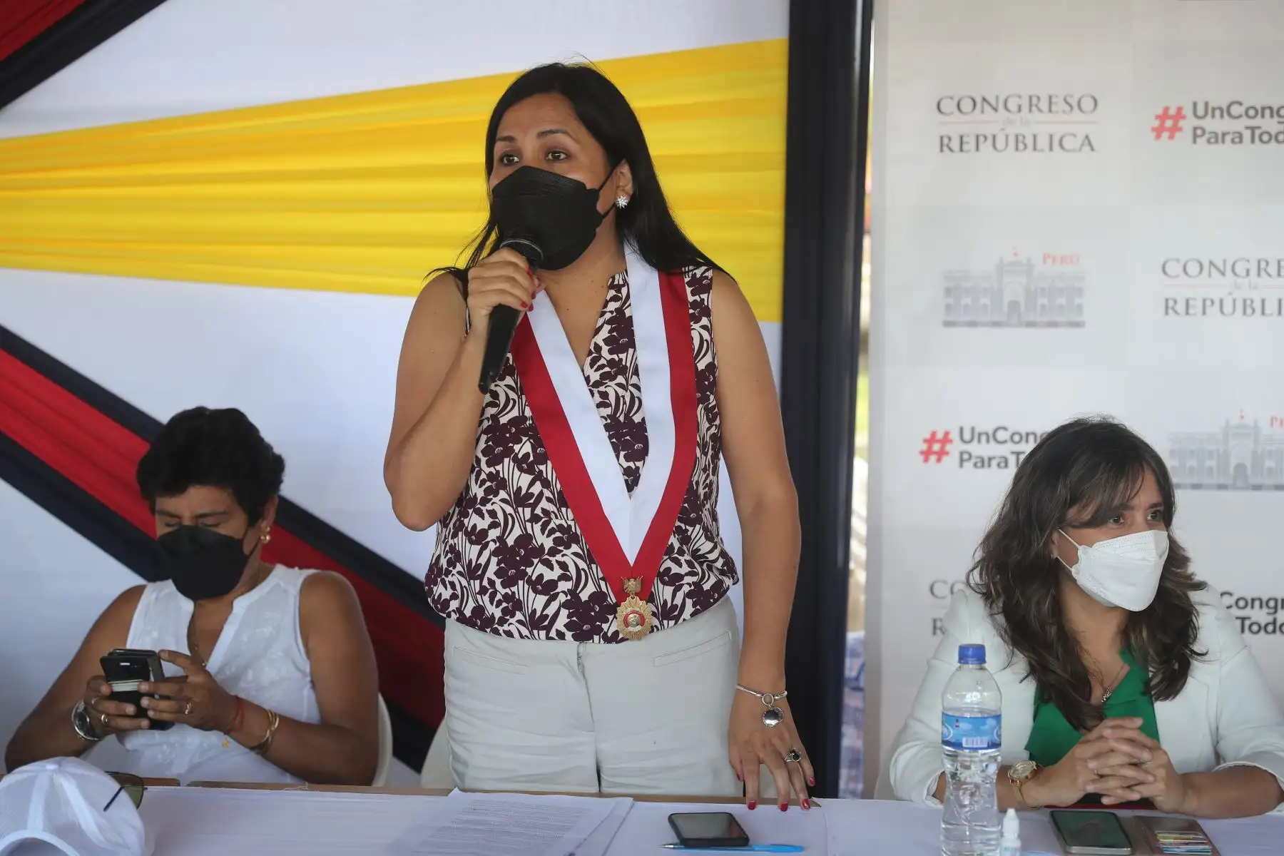Presidenta del congreso Maricarmen Alva, llega a la región San Martin donde dialoga con comuneros, autoridades y empresarios de la Amazonía. Además, presentó la autógrafa de la Ley de Orfandad, realizará dos audiencias públicas con autoridades locales, dialogará con mujeres artesanas y productoras de cacao, se reunirá con comerciantes y visitará las comunidades nativas de Chazuta y Wayku. Foto: Ernesto Arias / Congreso de la República