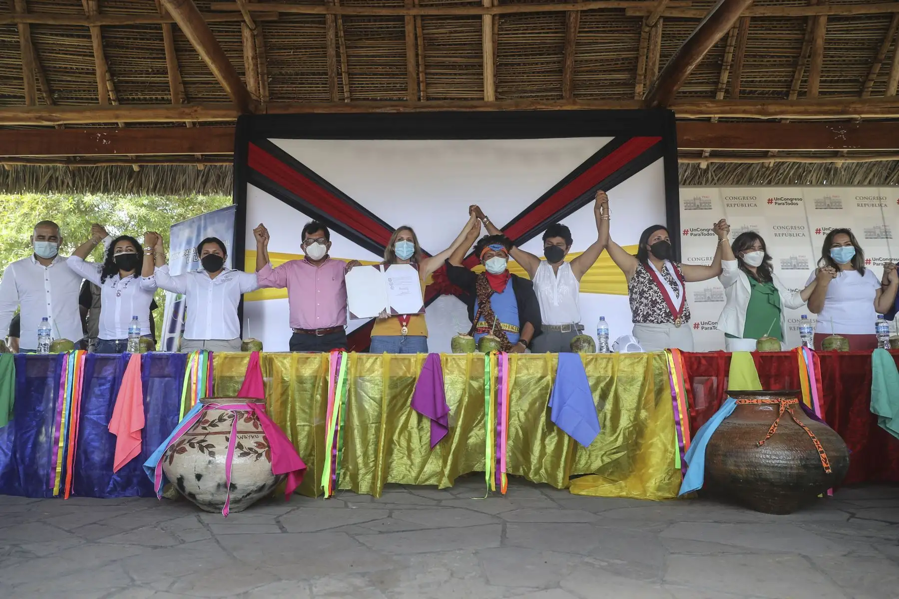 La presidenta del Congreso, Maricarmen Alva, llega a la región San Martin donde dialoga con comuneros, autoridades y empresarios de la Amazonía. Además, presentó la autógrafa de la Ley de Orfandad, realizará dos audiencias públicas con autoridades locales, dialogará con mujeres artesanas y productoras de cacao, se reunirá con comerciantes y visitará las comunidades nativas de Chazuta y Wayku. Foto: Ernesto Arias / Congreso de la República