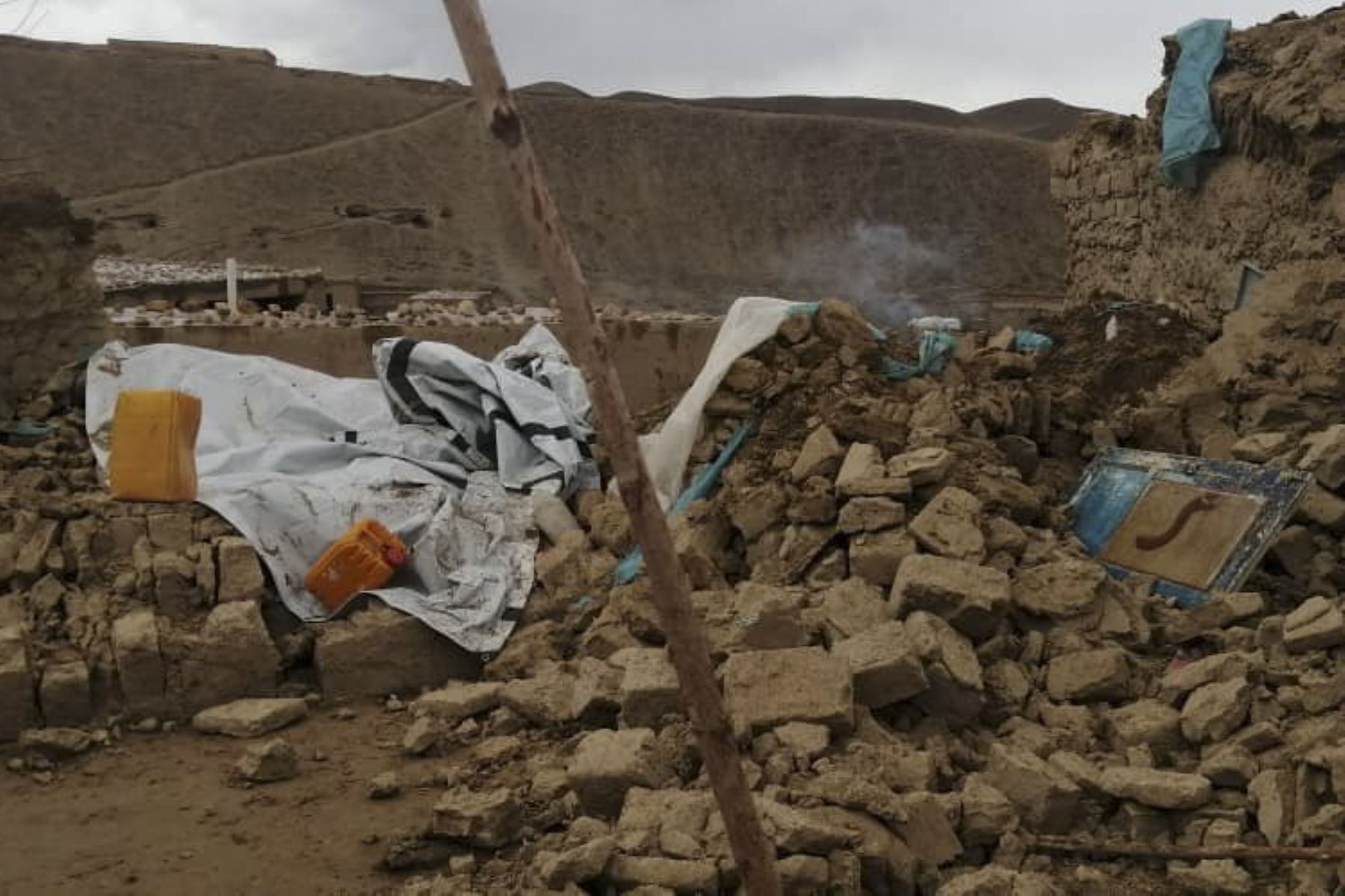 Sismo en Afganistán causa 26 muertes tras colapso de viviendas