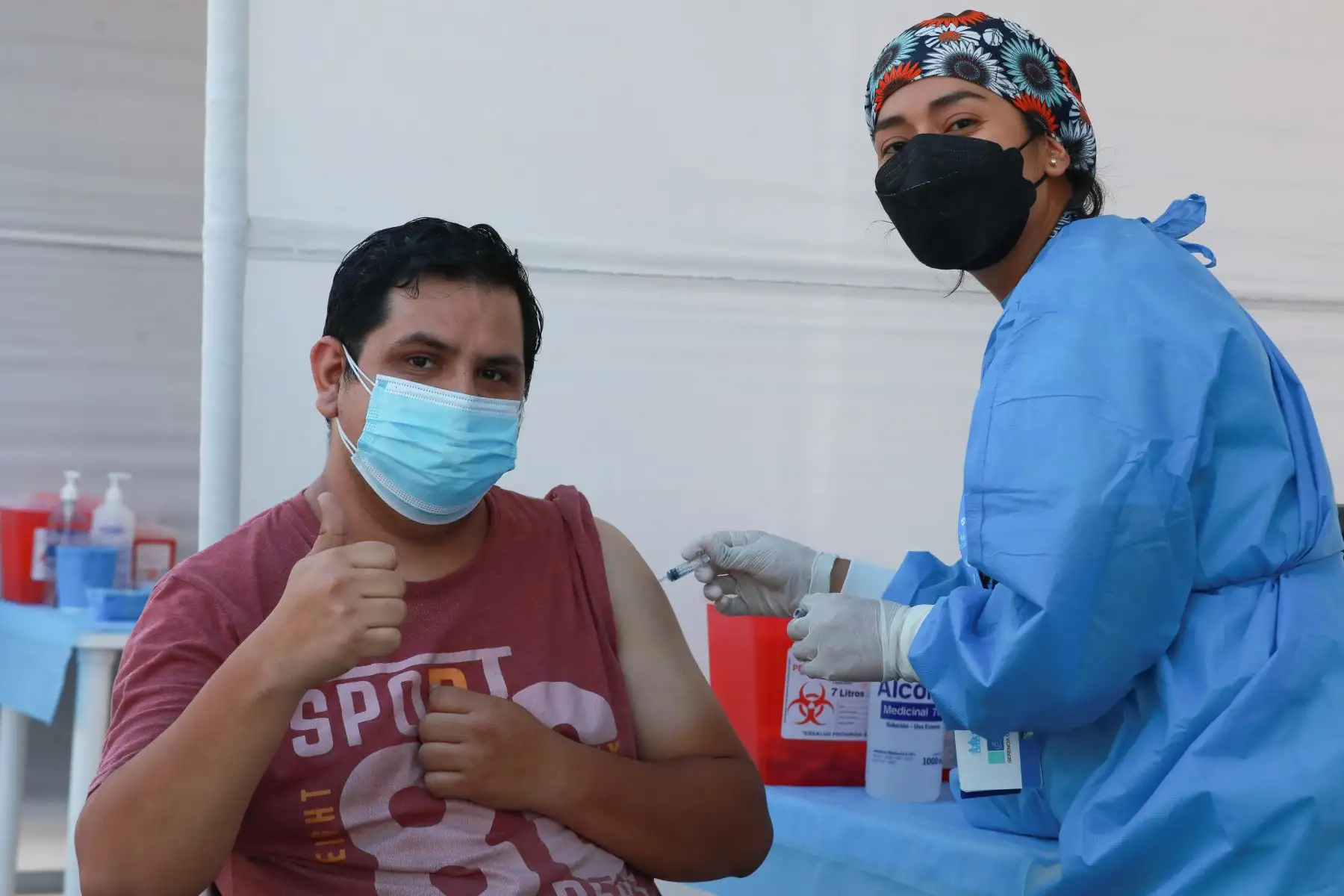 En el primer día de inicio del proceso de inmunización, el Seguro Social de Salud (EsSalud) vacunó contra la influenza a más de 3 mil personas adultas que acudieron a los vacunatorios de Lima y el Callao para recibir la dosis del antígeno que los protege de la contagiosa enfermedad. Foto: EsSalud