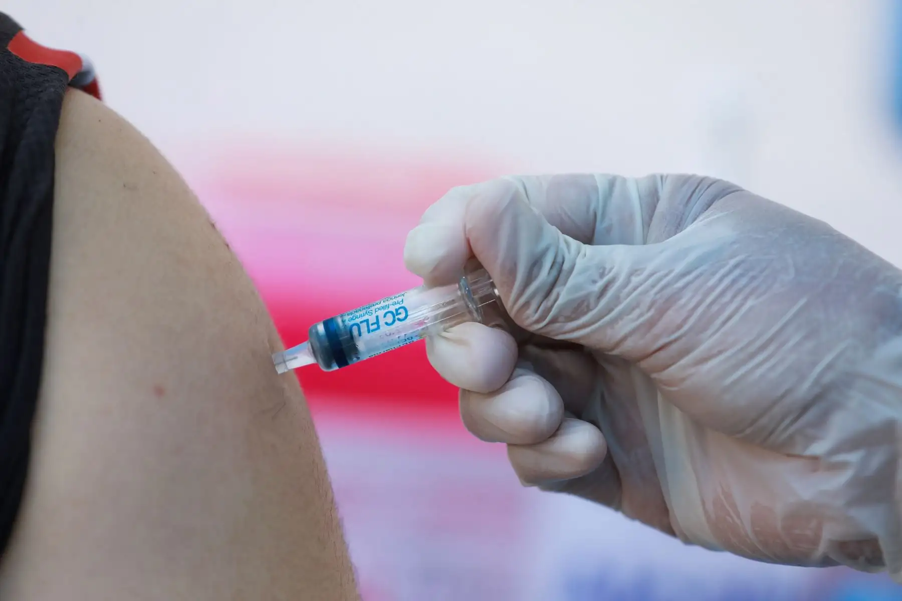 En el primer día de inicio del proceso de inmunización, el Seguro Social de Salud (EsSalud) vacunó contra la influenza a más de 3 mil personas adultas que acudieron a los vacunatorios de Lima y el Callao para recibir la dosis del antígeno que los protege de la contagiosa enfermedad. Foto: EsSalud