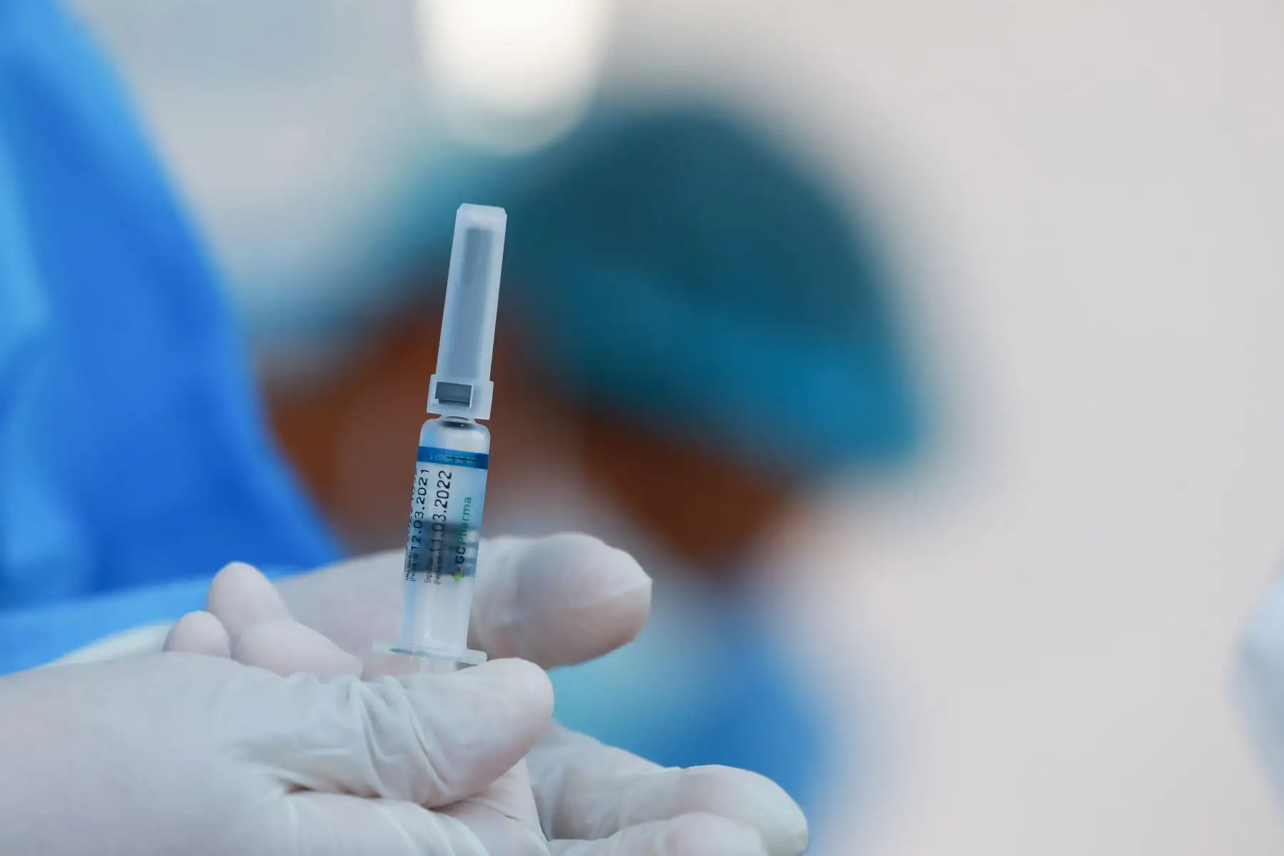 En el primer día de inicio del proceso de inmunización, el Seguro Social de Salud (EsSalud) vacunó contra la influenza a más de 3 mil personas adultas que acudieron a los vacunatorios de Lima y el Callao para recibir la dosis del antígeno que los protege de la contagiosa enfermedad. Foto: EsSalud