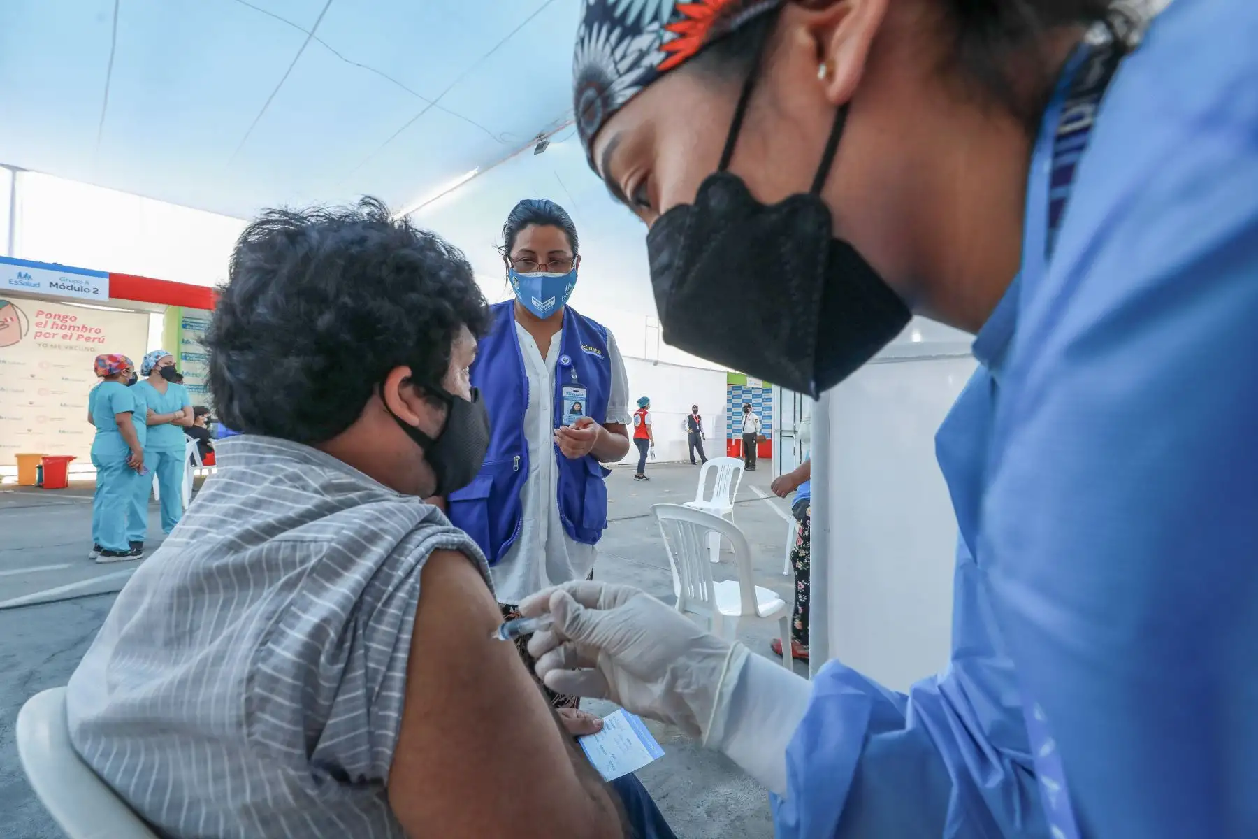 En el primer día de inicio del proceso de inmunización, el Seguro Social de Salud (EsSalud) vacunó contra la influenza a más de 3 mil personas adultas que acudieron a los vacunatorios de Lima y el Callao para recibir la dosis del antígeno que los protege de la contagiosa enfermedad. Foto: EsSalud