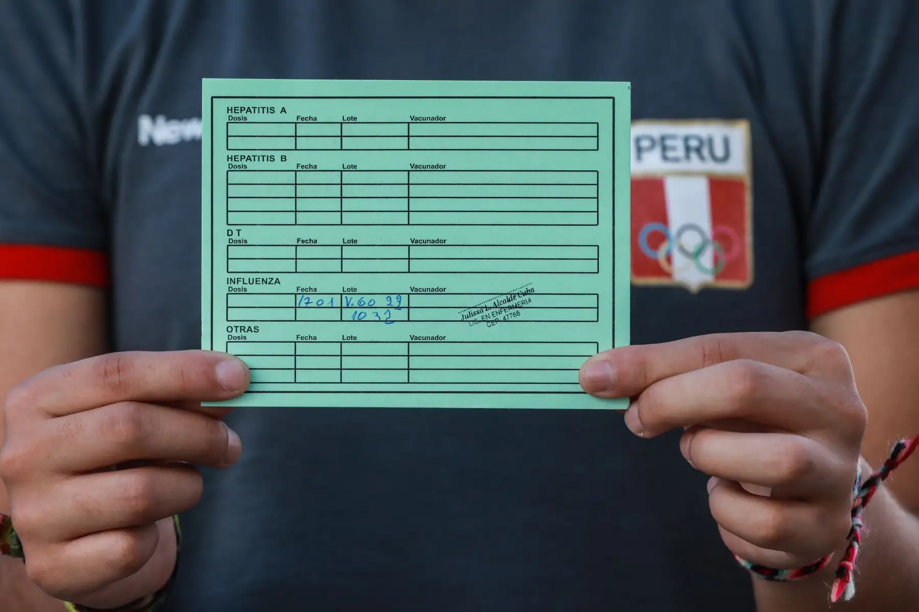 En el primer día de inicio del proceso de inmunización, el Seguro Social de Salud (EsSalud) vacunó contra la influenza a más de 3 mil personas adultas que acudieron a los vacunatorios de Lima y el Callao para recibir la dosis del antígeno que los protege de la contagiosa enfermedad. Foto: EsSalud