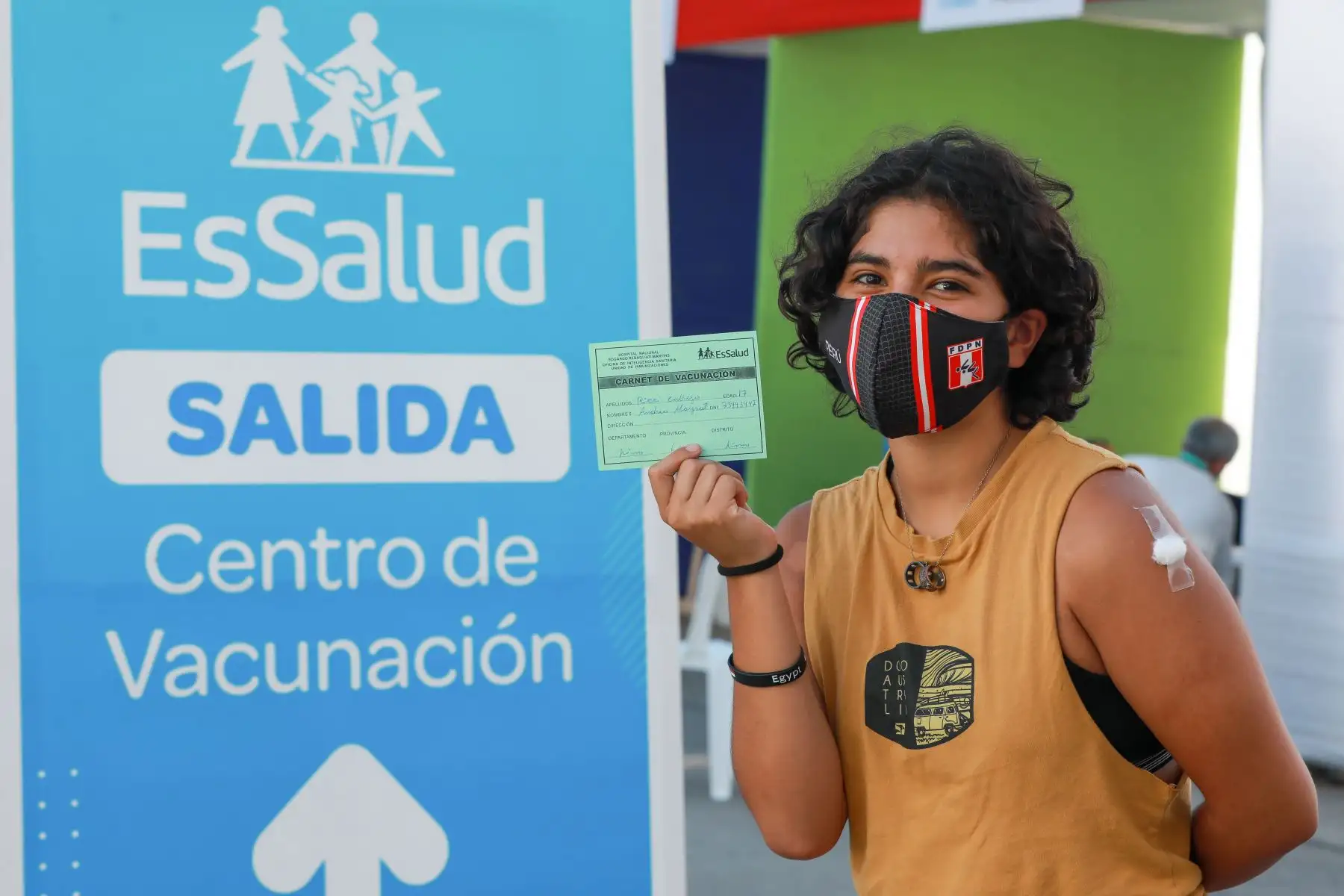 En el primer día de inicio del proceso de inmunización, el Seguro Social de Salud (EsSalud) vacunó contra la influenza a más de 3 mil personas adultas que acudieron a los vacunatorios de Lima y el Callao para recibir la dosis del antígeno que los protege de la contagiosa enfermedad. Foto: EsSalud