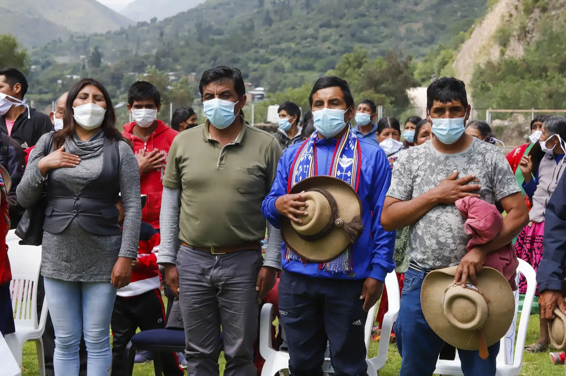 La presidenta del Consejo de Ministros, Mirtha Vásquez y el equipo del Ejecutivo, llegaron al estadio de Sayhua, en Ccapacmarca, provincia de Chumbivilcas, para escuchar demandas de las comunidades y encontrar soluciones conjuntas y viables. Foto: ANDINA/PCM