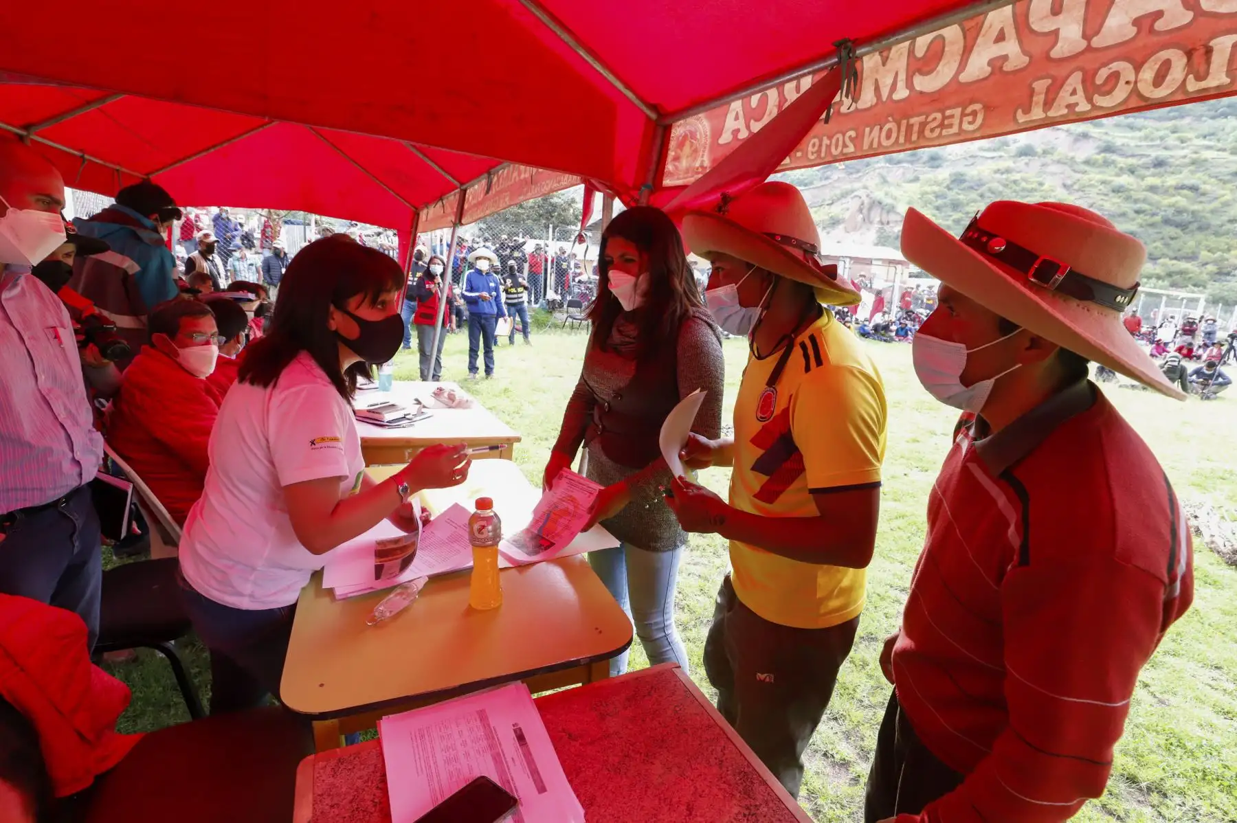 La presidenta del Consejo de Ministros, Mirtha Vásquez y el equipo del Ejecutivo, llegaron al estadio de Sayhua, en Ccapacmarca, provincia de Chumbivilcas, para escuchar demandas de las comunidades y encontrar soluciones conjuntas y viables. Foto: ANDINA/PCM