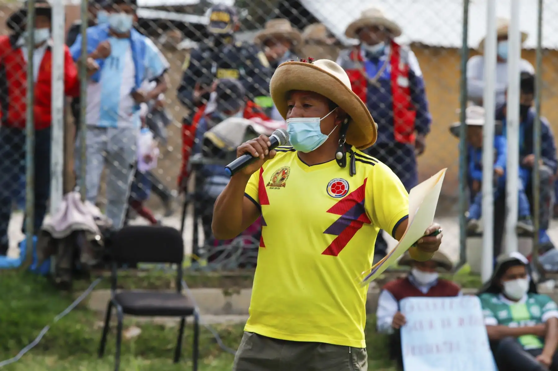 La presidenta del Consejo de Ministros, Mirtha Vásquez y el equipo del Ejecutivo, llegaron al estadio de Sayhua, en Ccapacmarca, provincia de Chumbivilcas, para escuchar demandas de las comunidades y encontrar soluciones conjuntas y viables. Foto: ANDINA/PCM