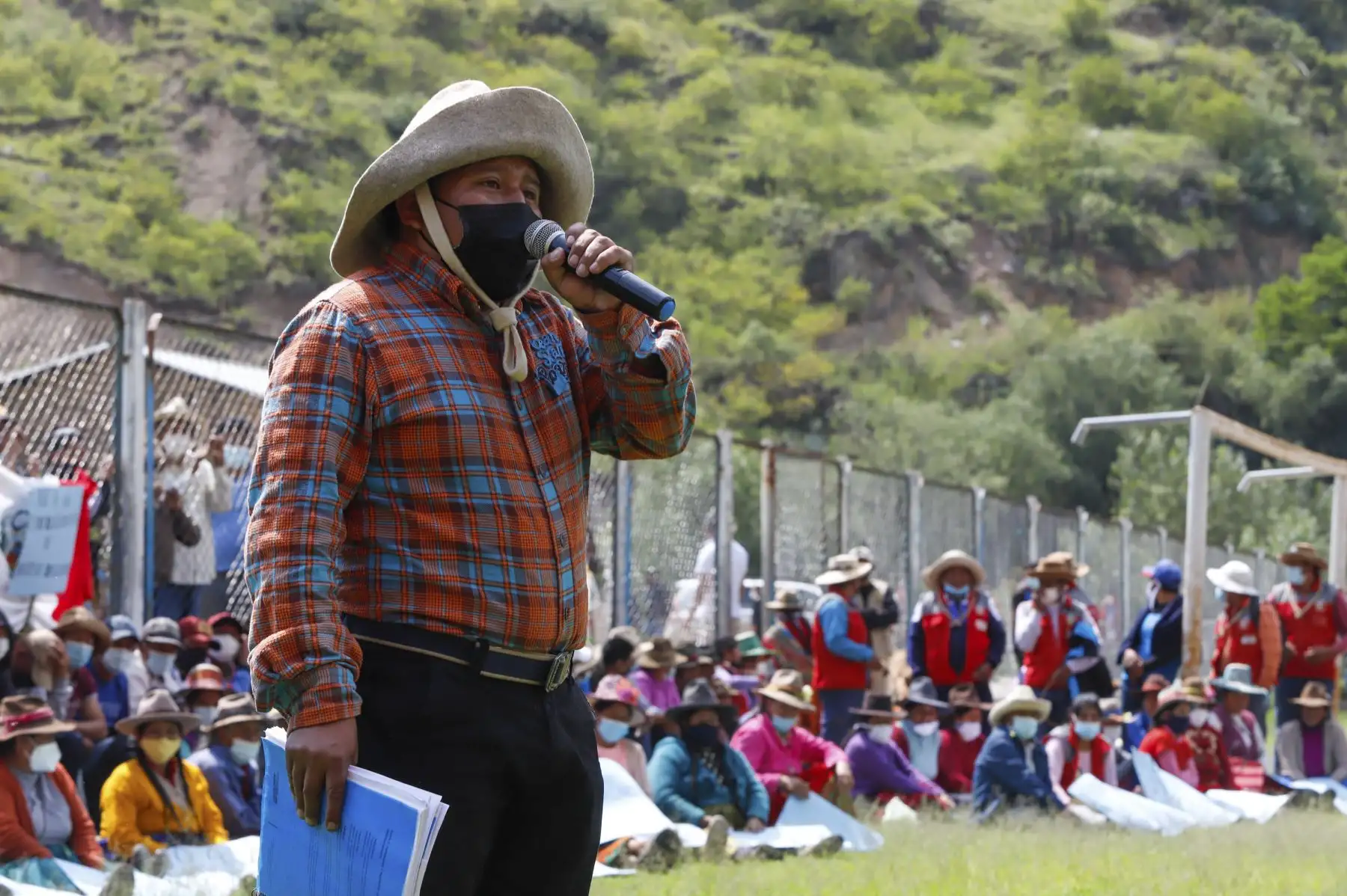 La presidenta del Consejo de Ministros, Mirtha Vásquez y el equipo del Ejecutivo, llegaron al estadio de Sayhua, en Ccapacmarca, provincia de Chumbivilcas, para escuchar demandas de las comunidades y encontrar soluciones conjuntas y viables. Foto: ANDINA/PCM