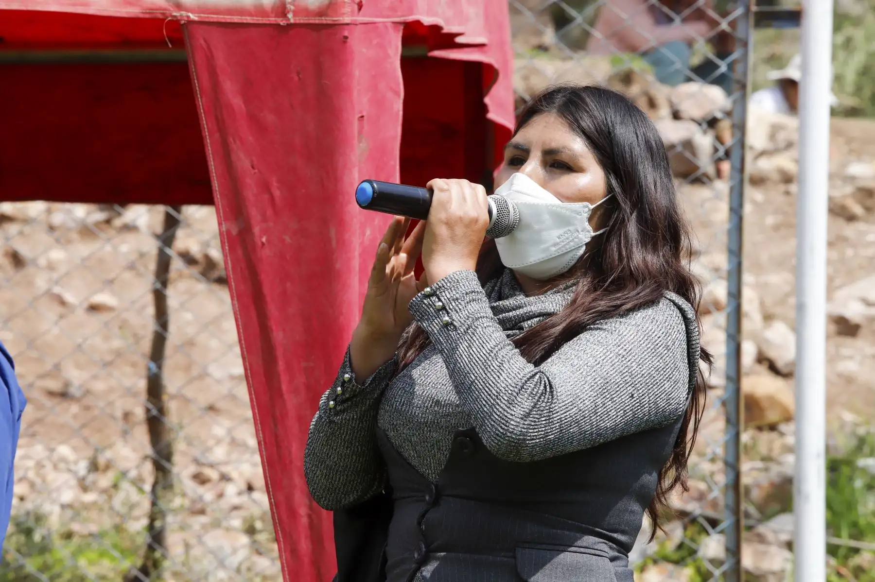 La presidenta del Consejo de Ministros, Mirtha Vásquez y el equipo del Ejecutivo, llegaron al estadio de Sayhua, en Ccapacmarca, provincia de Chumbivilcas, para escuchar demandas de las comunidades y encontrar soluciones conjuntas y viables. Foto: ANDINA/PCM