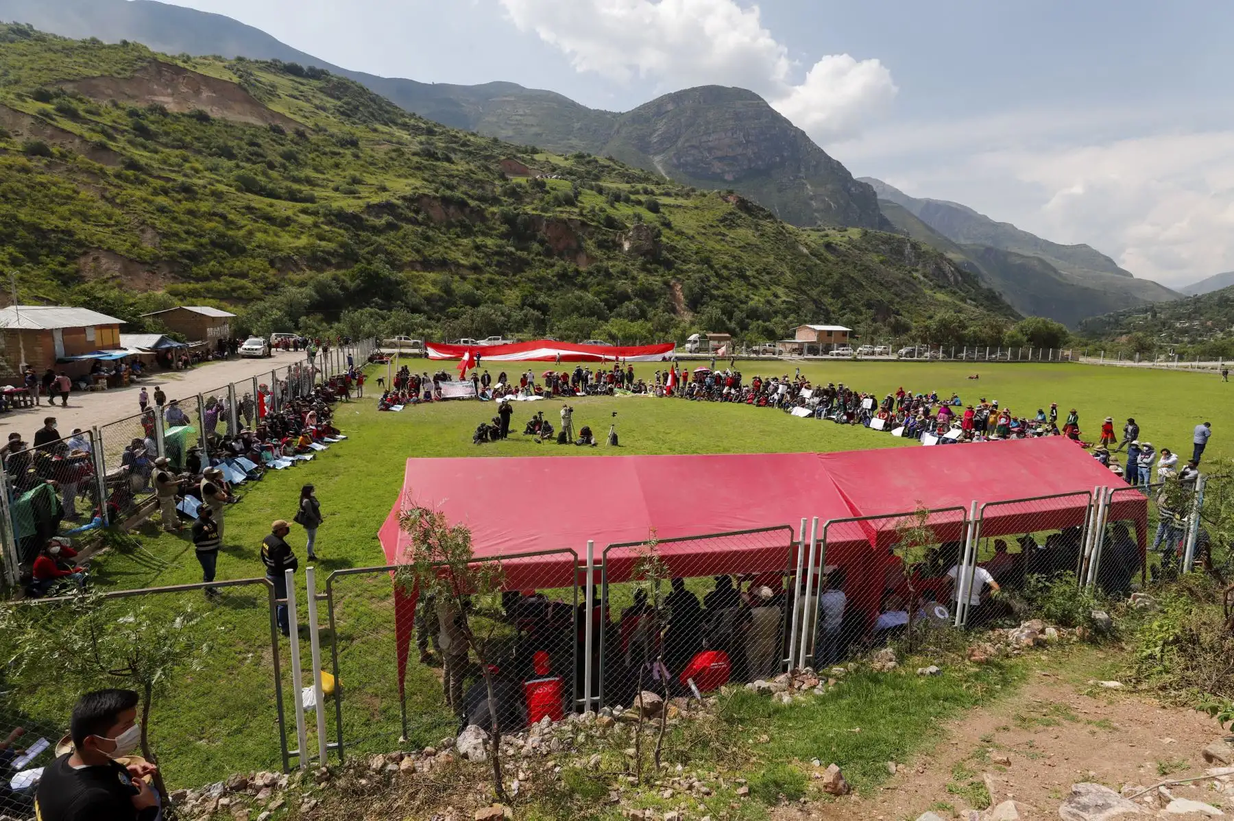 La presidenta del Consejo de Ministros, Mirtha Vásquez y el equipo del Ejecutivo, llegaron al estadio de Sayhua, en Ccapacmarca, provincia de Chumbivilcas, para escuchar demandas de las comunidades y encontrar soluciones conjuntas y viables. Foto: ANDINA/PCM