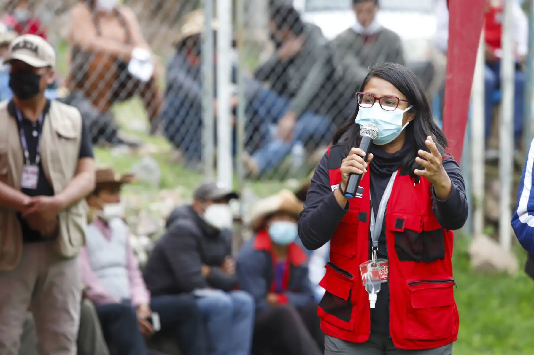 La presidenta del Consejo de Ministros, Mirtha Vásquez y el equipo del Ejecutivo, llegaron al estadio de Sayhua, en Ccapacmarca, provincia de Chumbivilcas, para escuchar demandas de las comunidades y encontrar soluciones conjuntas y viables. Foto: ANDINA/PCM