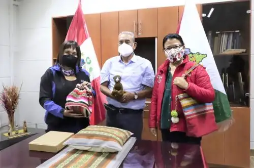 La ministra de Cultura, Gisela Ortiz (derecha), y la viceministra Sonaly Tuesta junto al gobernador de Amazonas, Óscar Altamirano. Foto: ANDINA/Difusión