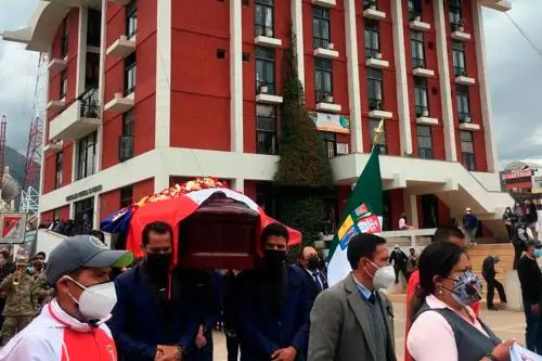 Familiares y amigos se acercaron al estadio de Huancayo para despedir a Gavino Salazar. Foto: Ovación-Enrique Tapia.