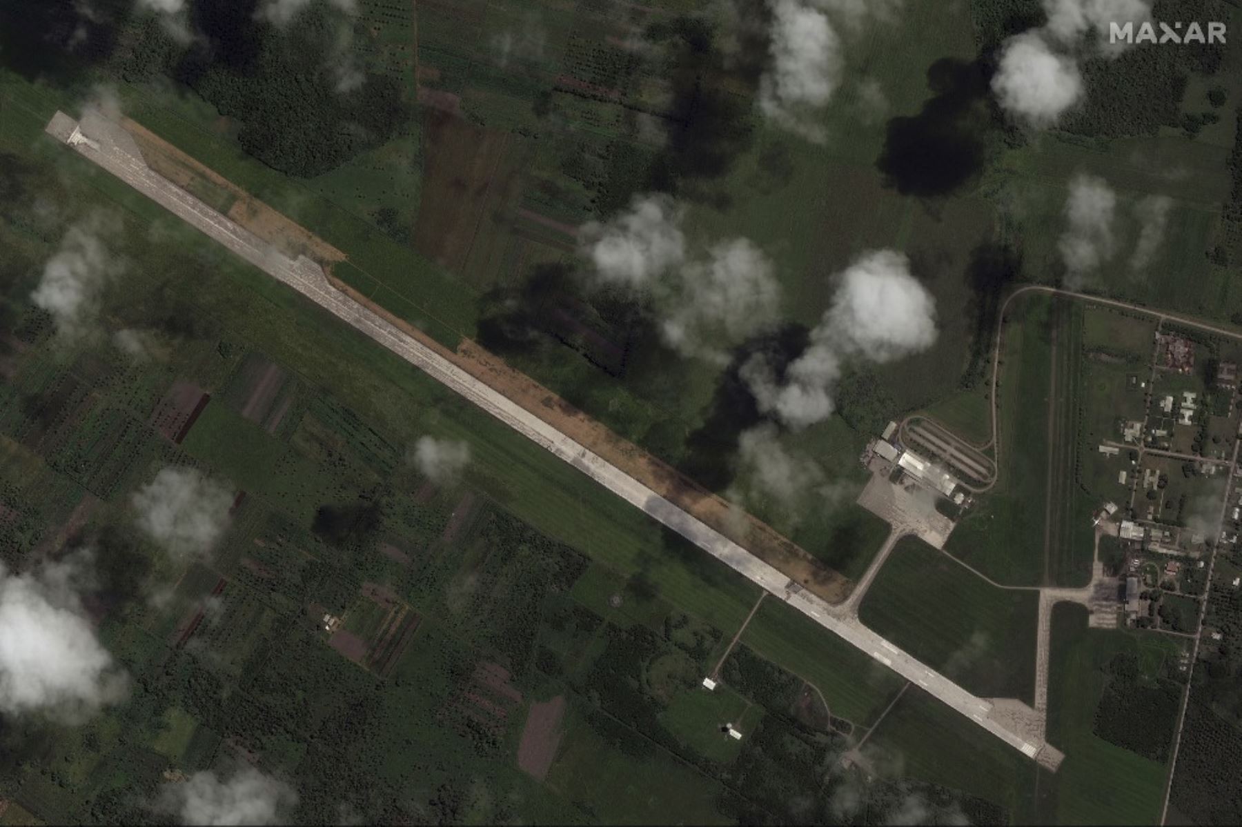 Esta imagen satelital muestra una limpieza de ceniza volcánica en curso en la pista del Aeropuerto Internacional Fua