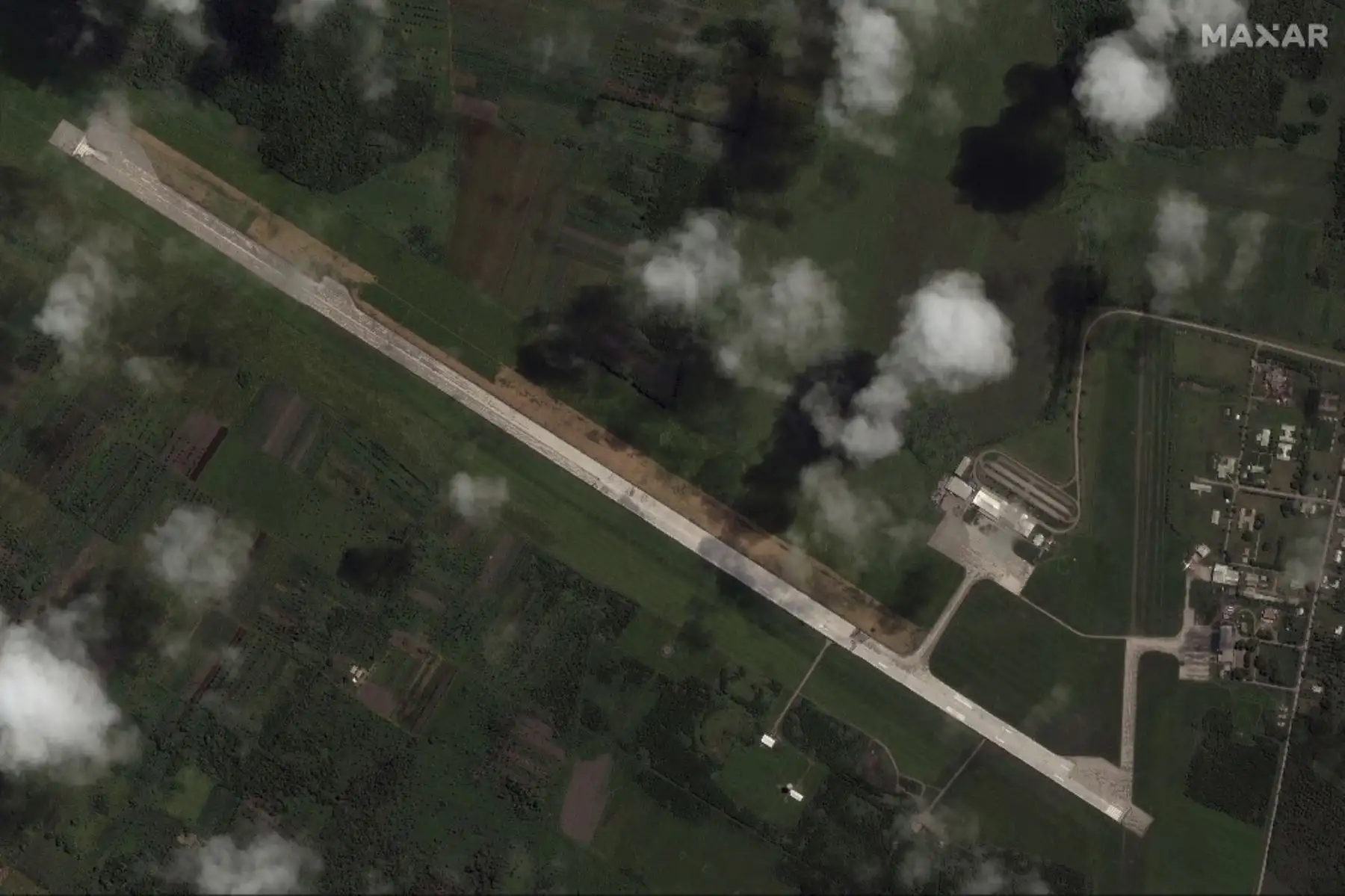 Esta imagen satelital muestra una limpieza de ceniza volcánica en curso en la pista del Aeropuerto Internacional Fua