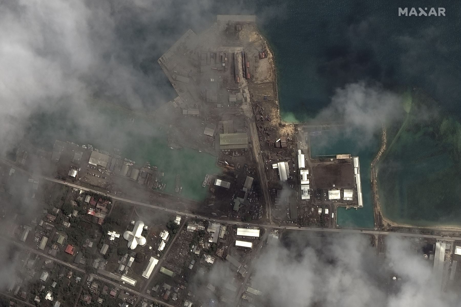 Una imagen satelital entregada por Maxar Technologies muestra las principales instalaciones portuarias después de la erupción y el tsunami, en Nuku Alofa, Tonga, el 18 de enero de 2022. Foto: EFE