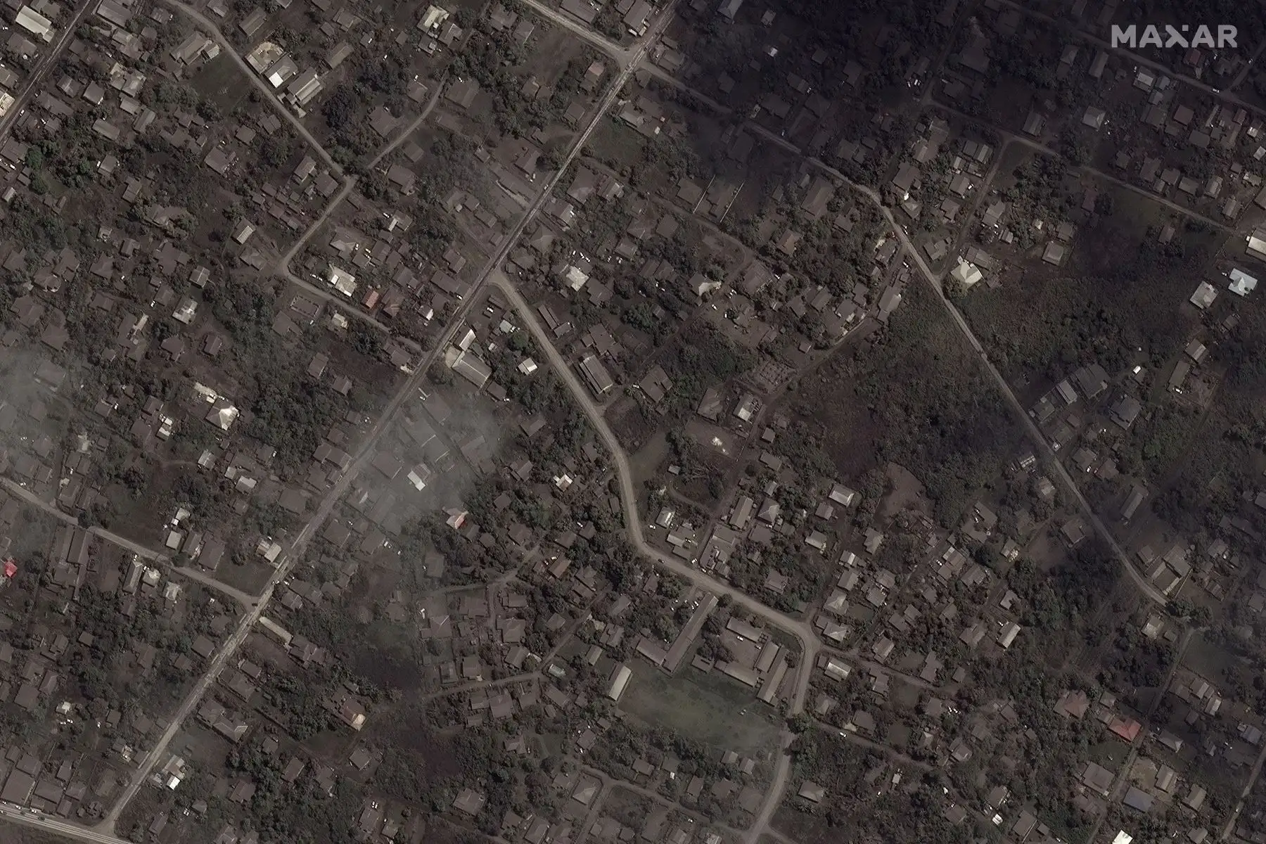 Una imagen satelital del folleto proporcionada por Maxar Technologies muestra casas y edificios cubiertos de ceniza después de la erupción principal, en Tonga, el 18 de enero de 2022. Foto: EFE