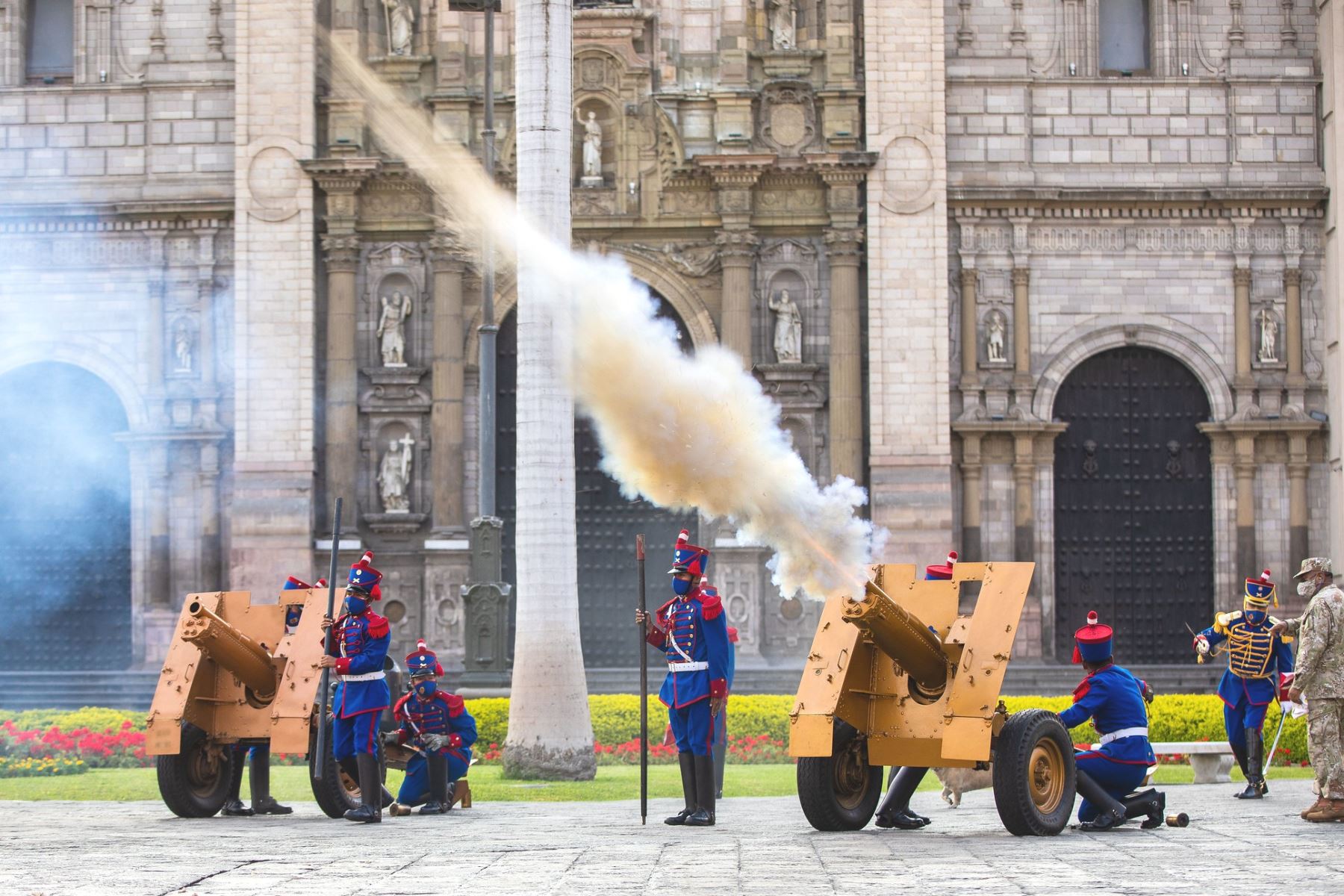 Con salva de camaretazos se iniciaron las actividades por el 487 aniversario de Lima