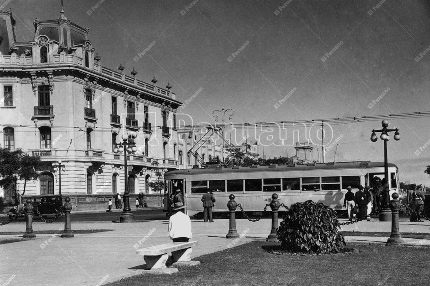 Paso del tranvía Lima-Callao por la Plaza Dos de Mayo en el centro de Lima (1945).