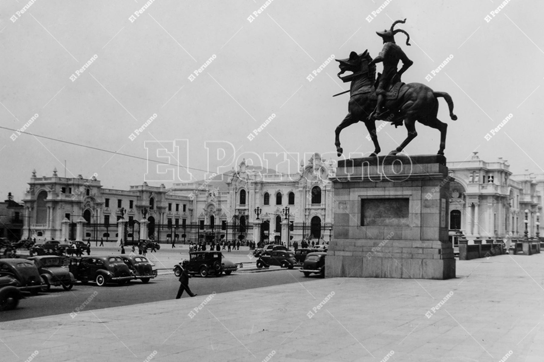 Monumento a Francisco Pizarro en el atrio de la Catedral de Lima en la Plaza de Armas (1945). Foto: Archivo Histórico de El Peruano