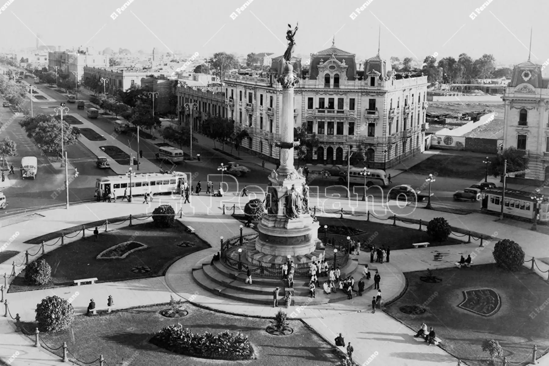 Vista de la Plaza Dos de Mayo y de la amplia avenida Alfonso Ugarte en el centro de Lima. Se aprecia el paso de los tranvías  y uno de los ocho  modernos edificios que la circundan y que fueron donados a la ciudad por el empresario y filántropo Víctor Larco Herrera (1951). Foto: Archivo Histórico de El Peruano