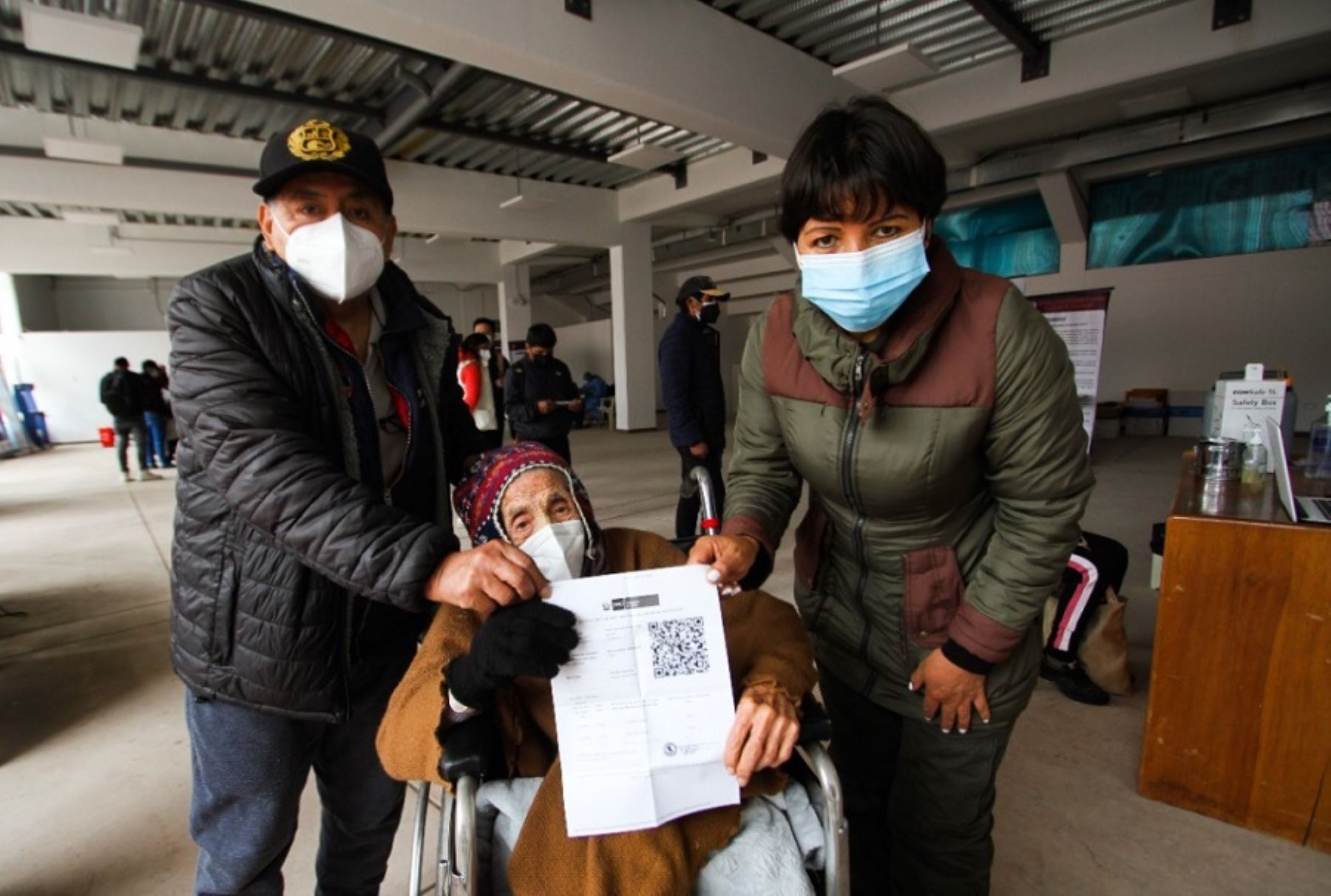 Doña Graciela Josefina Torres Masccioti, 98 años de edad, es una de las cusqueñas más longevas que recibió la tercera dosis de las vacunas contra el covid-19 en la ciudad del Cusco, confirmó el gobierno regional.