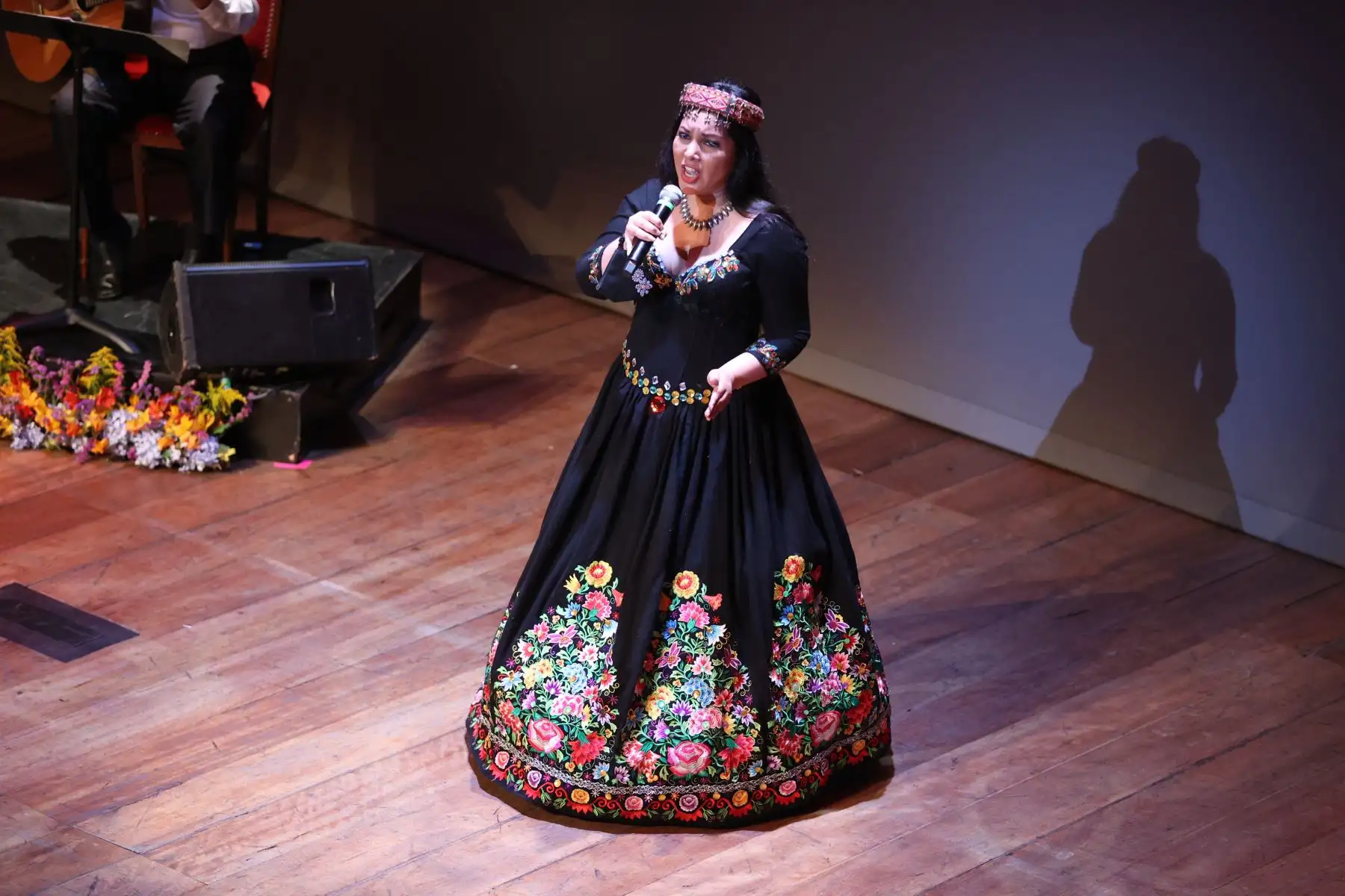 El presidente de la República, Pedro Castillo, participa de la sesión solemne por el 487 aniversario de la fundación de la Ciudad de Los Reyes en el Teatro Municipal de Lima. Lo acompañan el alcalde de Lima y otras autoridades. Foto: ANDINA/Vidal Tarqui