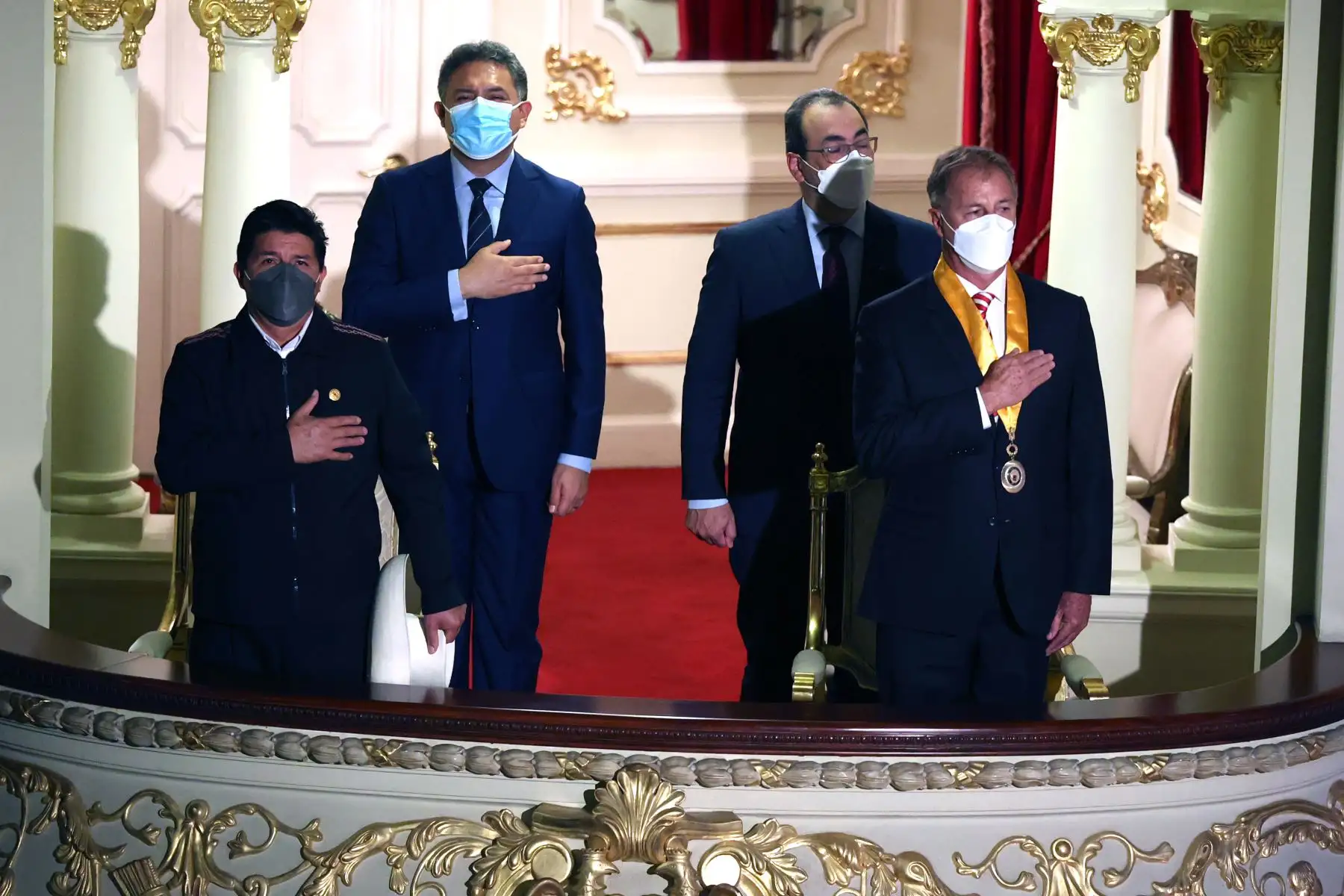 El presidente de la República, Pedro Castillo, participa de la sesión solemne por el 487 aniversario de la fundación de la Ciudad de Los Reyes en el Teatro Municipal de Lima. Lo acompañan el alcalde de Lima y otras autoridades. Foto: ANDINA/Vidal Tarqui