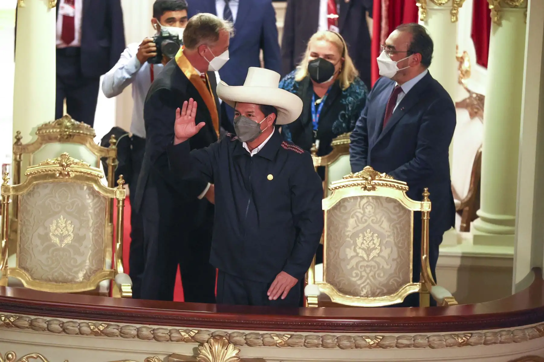 El presidente de la República, Pedro Castillo, participa de la sesión solemne por el 487 aniversario de la fundación de la Ciudad de Los Reyes en el Teatro Municipal de Lima. Lo acompañan el alcalde de Lima y otras autoridades. Foto: ANDINA/Vidal Tarqui