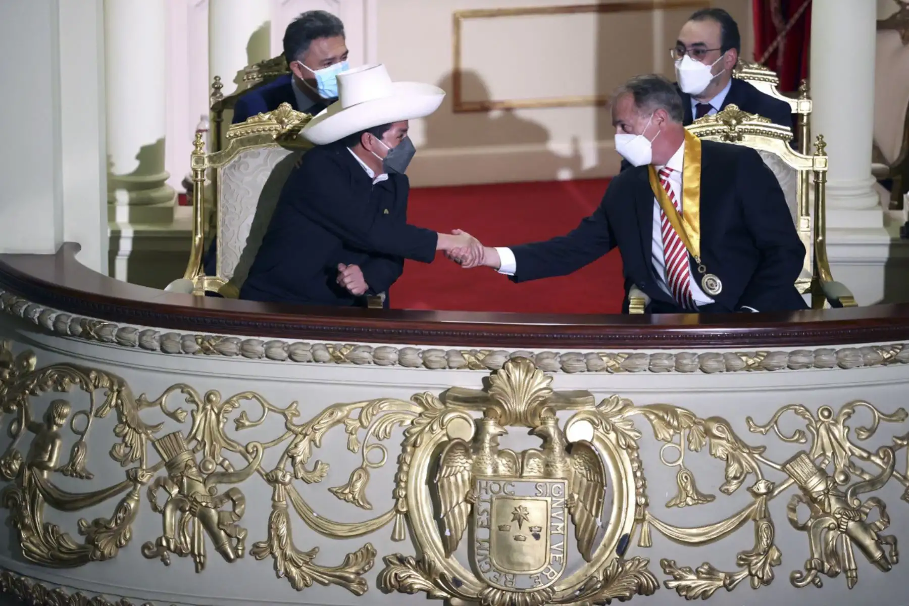 El presidente de la República, Pedro Castillo, participa de la sesión solemne por el 487 aniversario de la fundación de la Ciudad de Los Reyes en el Teatro Municipal de Lima. Lo acompañan el alcalde de Lima y otras autoridades. Foto: ANDINA/Vidal Tarqui